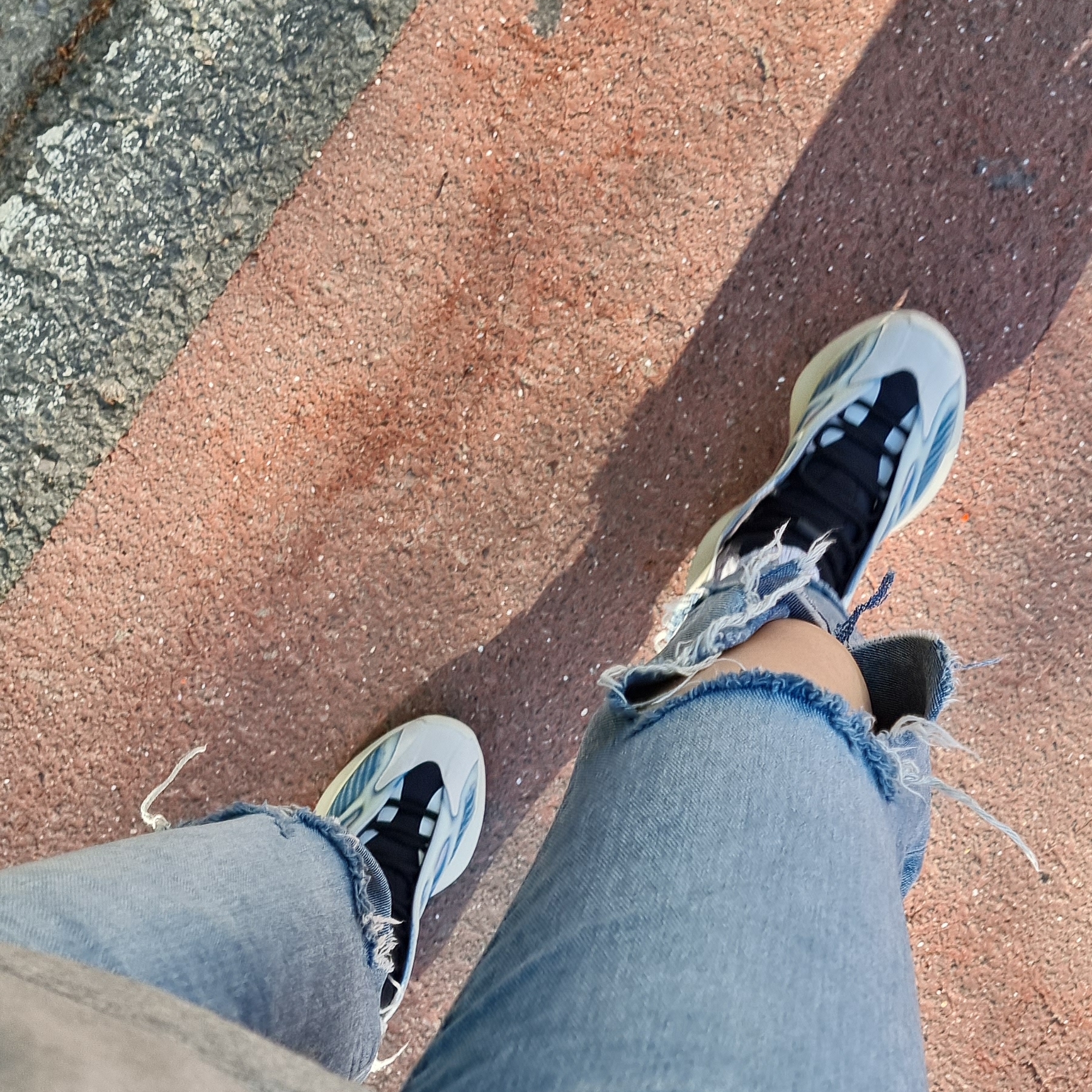Adidas Yeezy 700 V3 Kyanite 착용 스타일