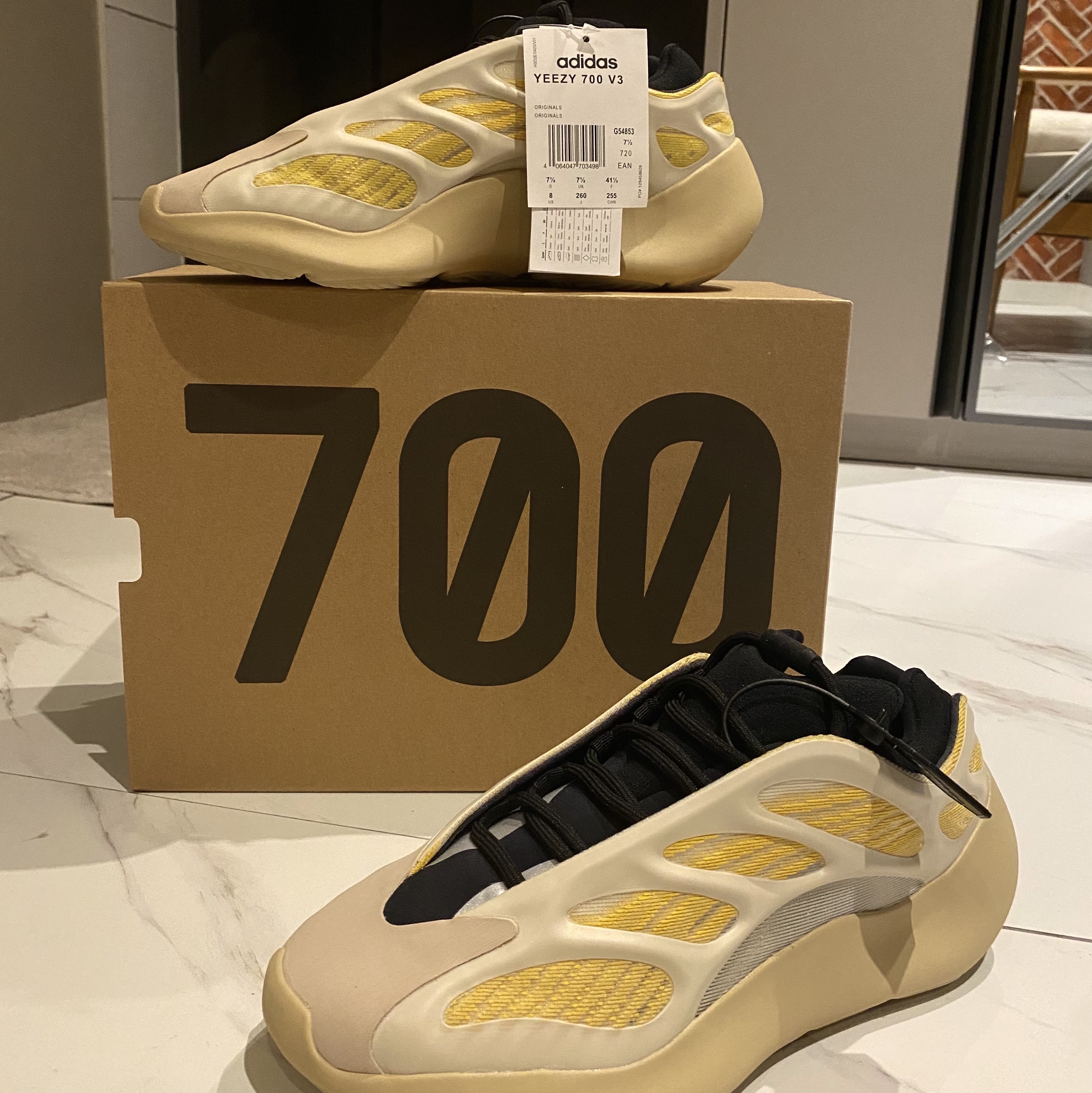 Adidas Yeezy 700 V3 Safflower 착용 스타일