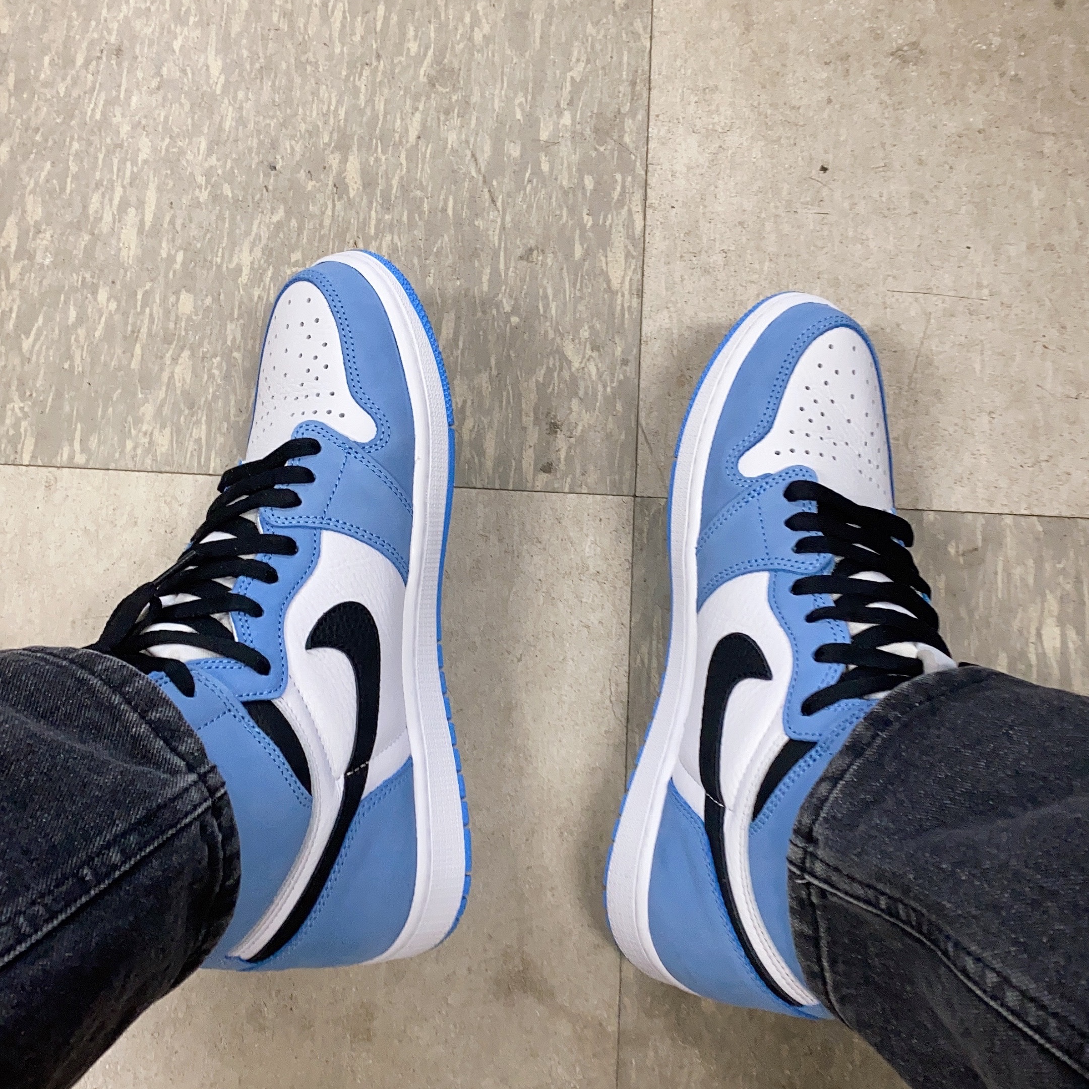 Jordan 1 Retro High OG University Blue 착용 스타일 - 1