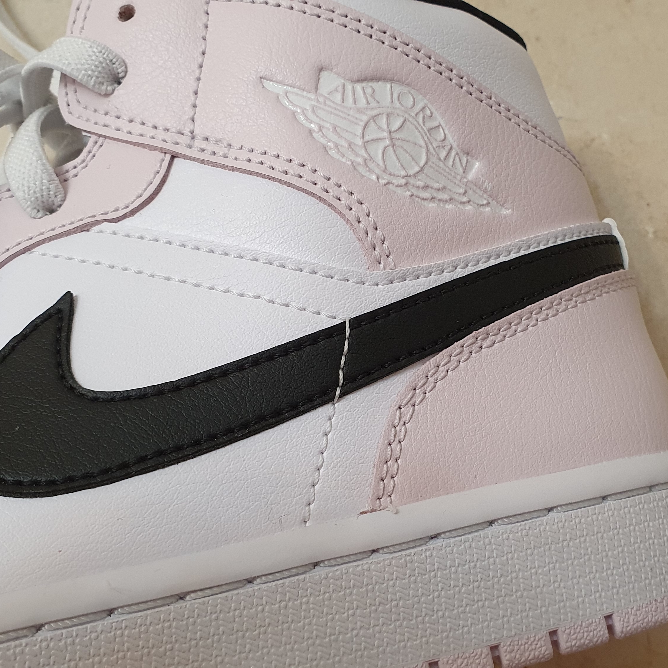 (W) Jordan 1 Mid Barely Rose, Nike Air Force 1 '07 QS Valentine's Day 착용 스타일 - 2