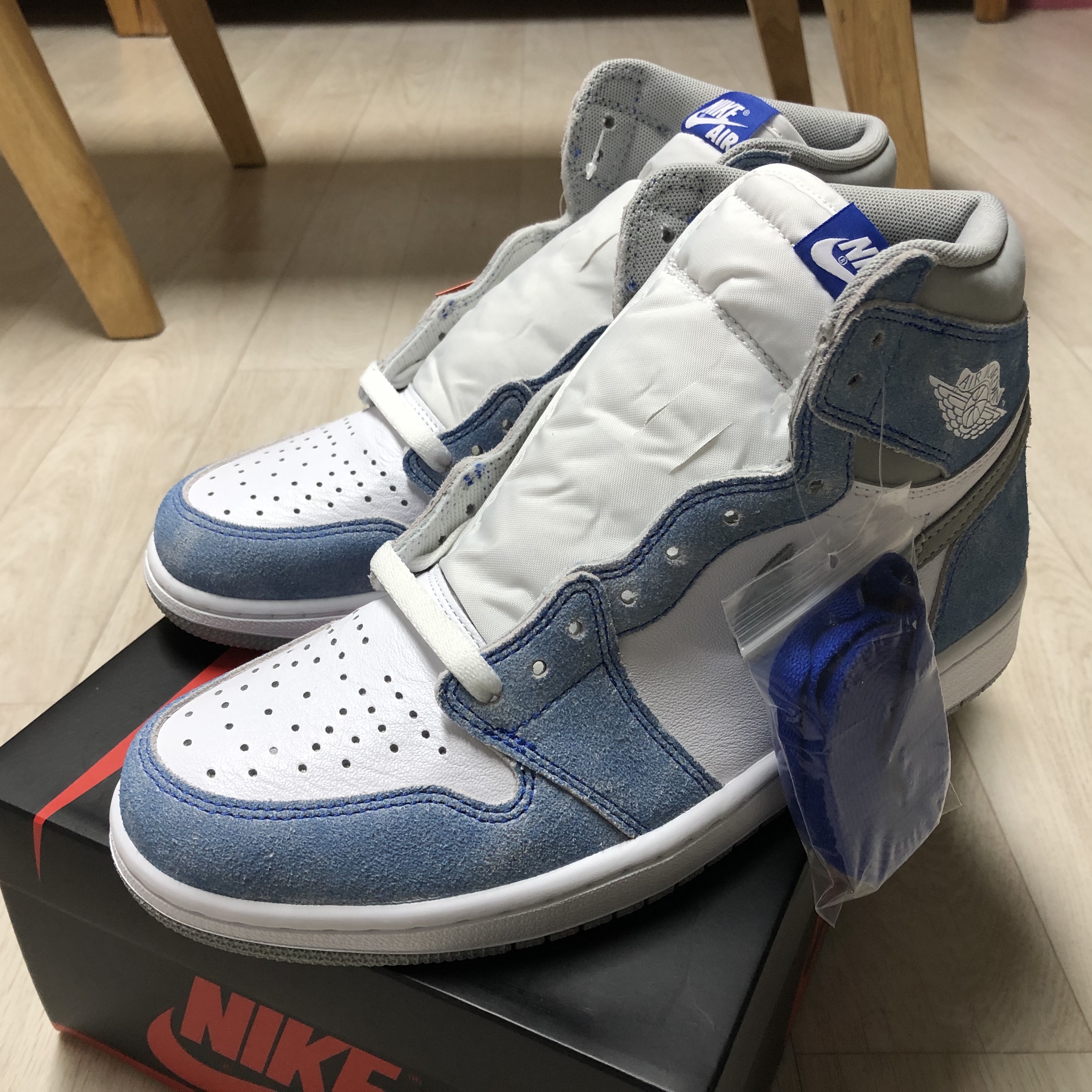 Jordan 1 Retro High OG Hyper Royal 착용 스타일 - 1