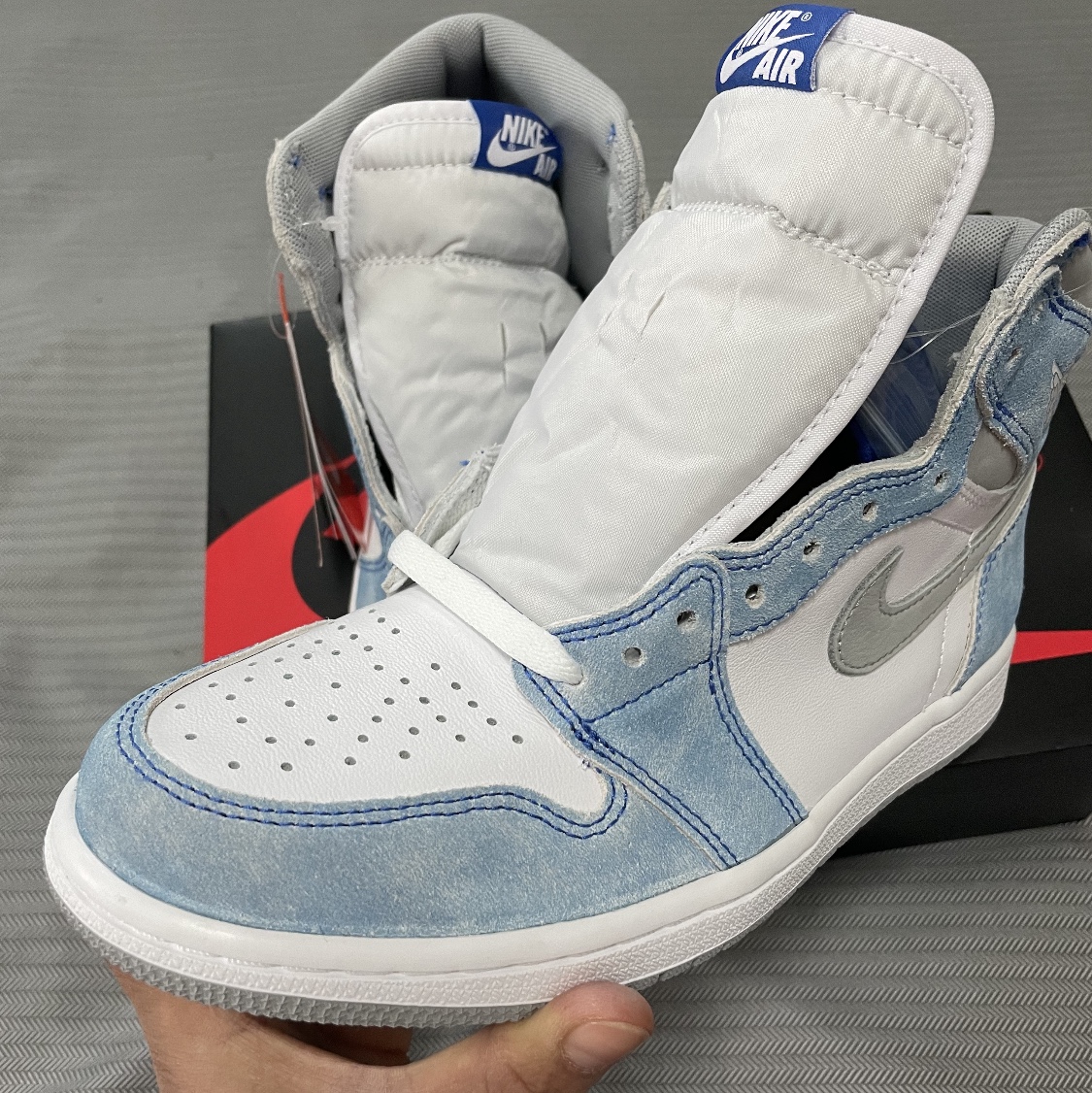 Jordan 1 Retro High OG Hyper Royal 착용 스타일 - 2