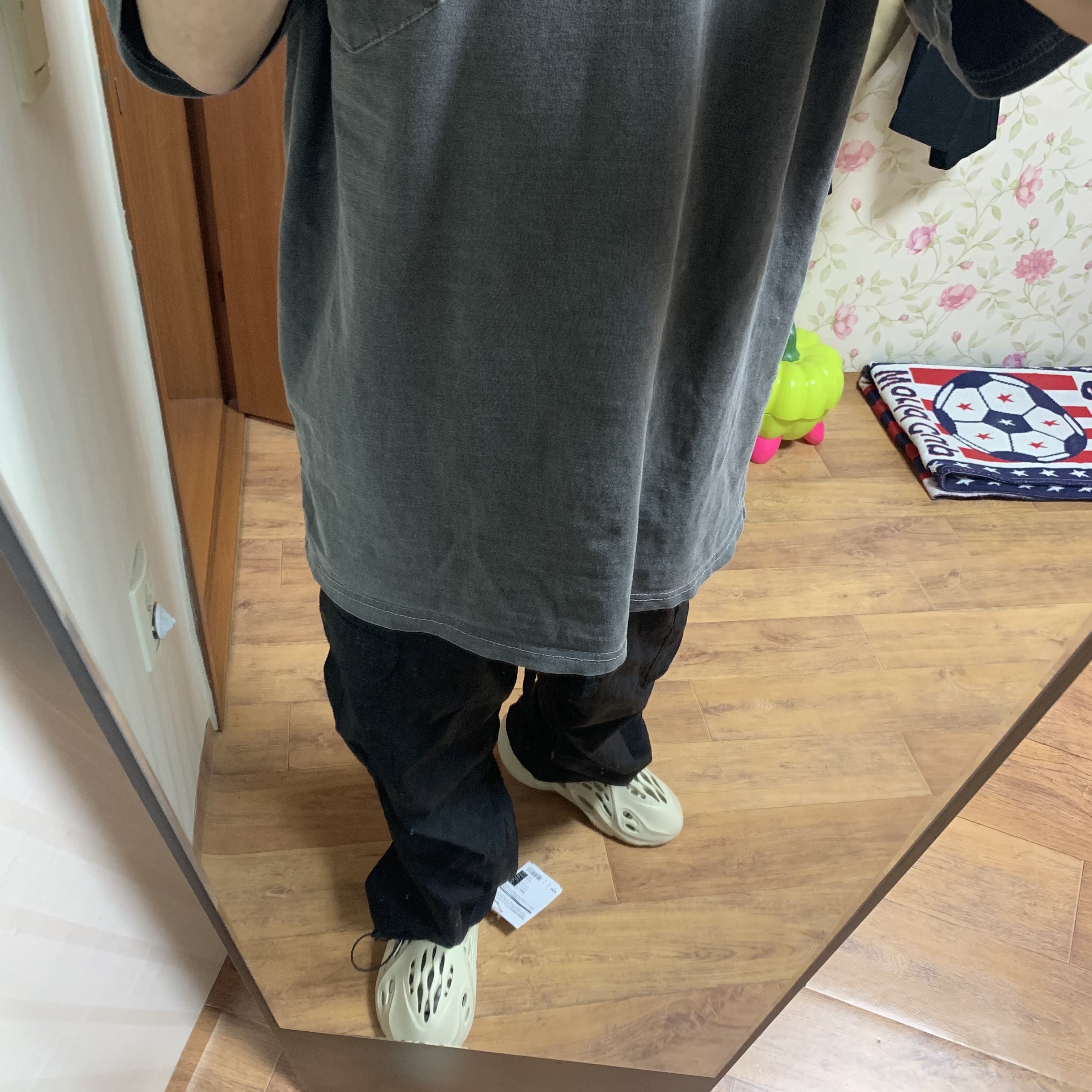 Adidas Yeezy Foam RNNR Sand 착용 스타일 - 3