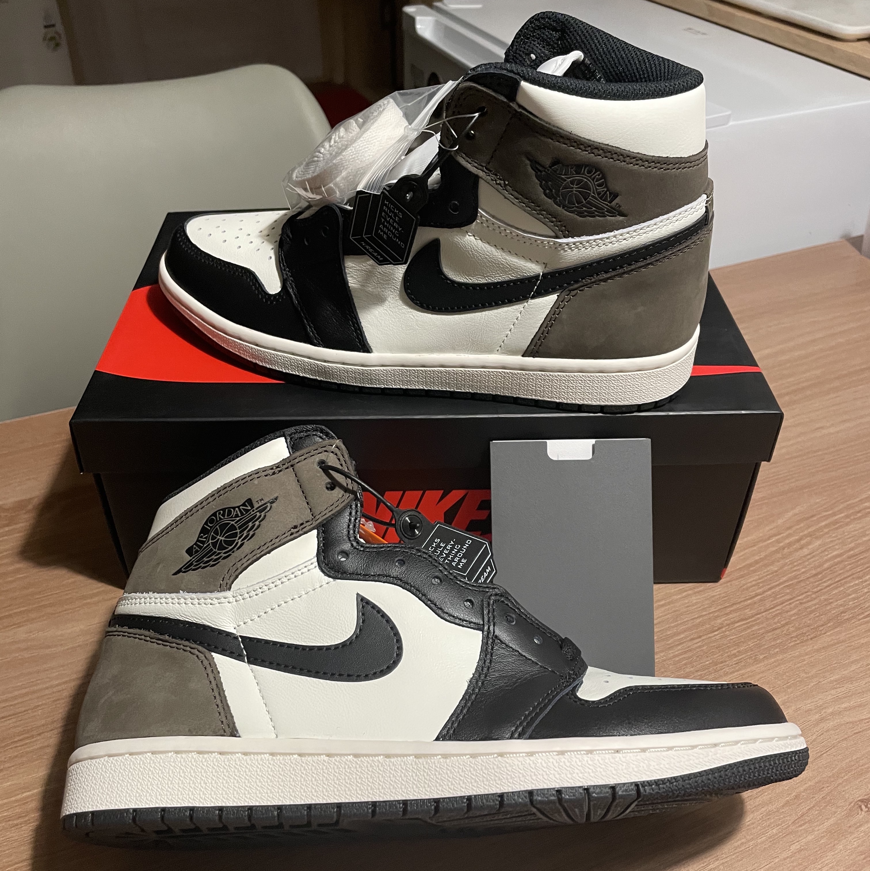 Jordan 1 Retro High OG Black Mocha 착용 스타일 - 3