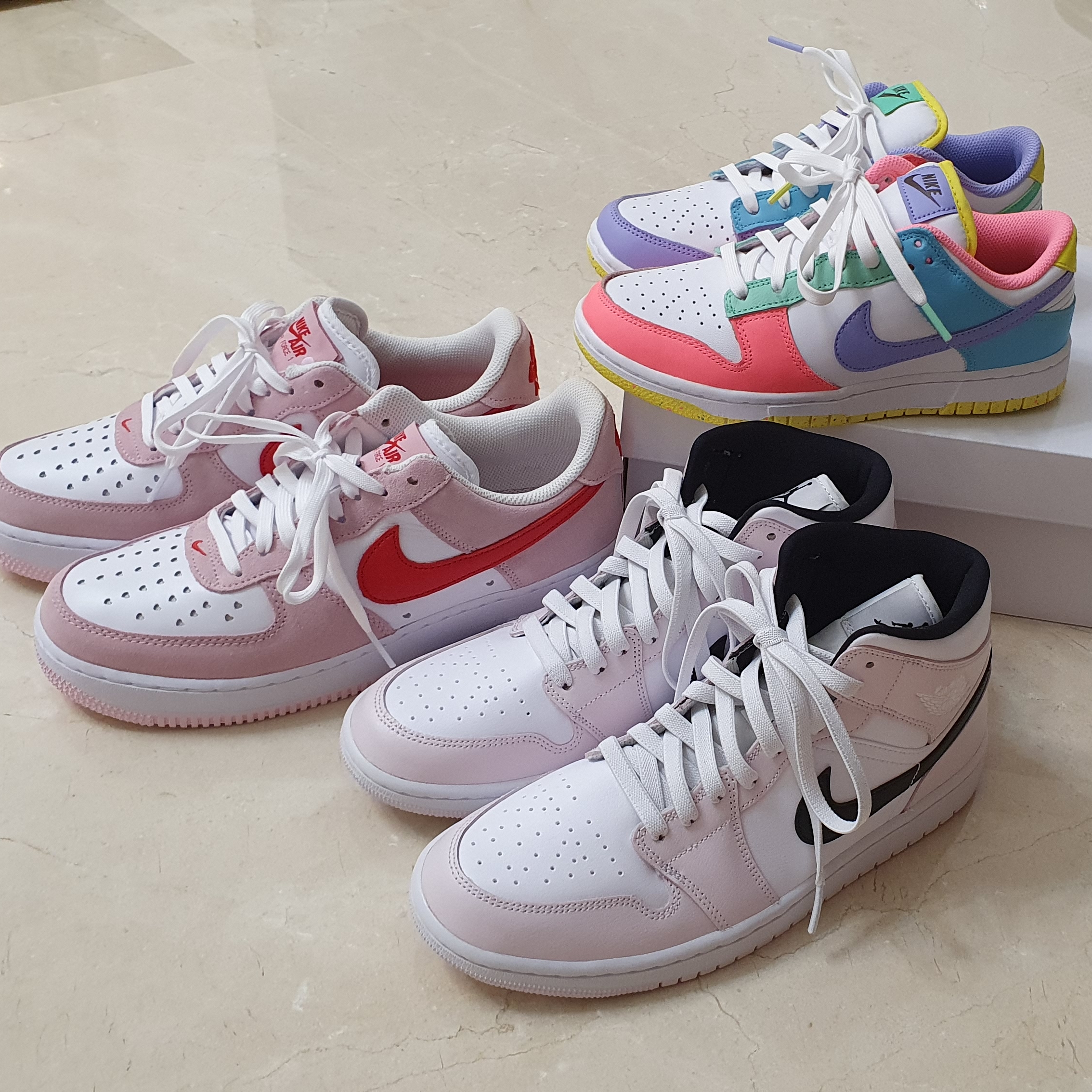 (W) Jordan 1 Mid Barely Rose, Nike Air Force 1 '07 QS Valentine's Day 착용 스타일 - 3