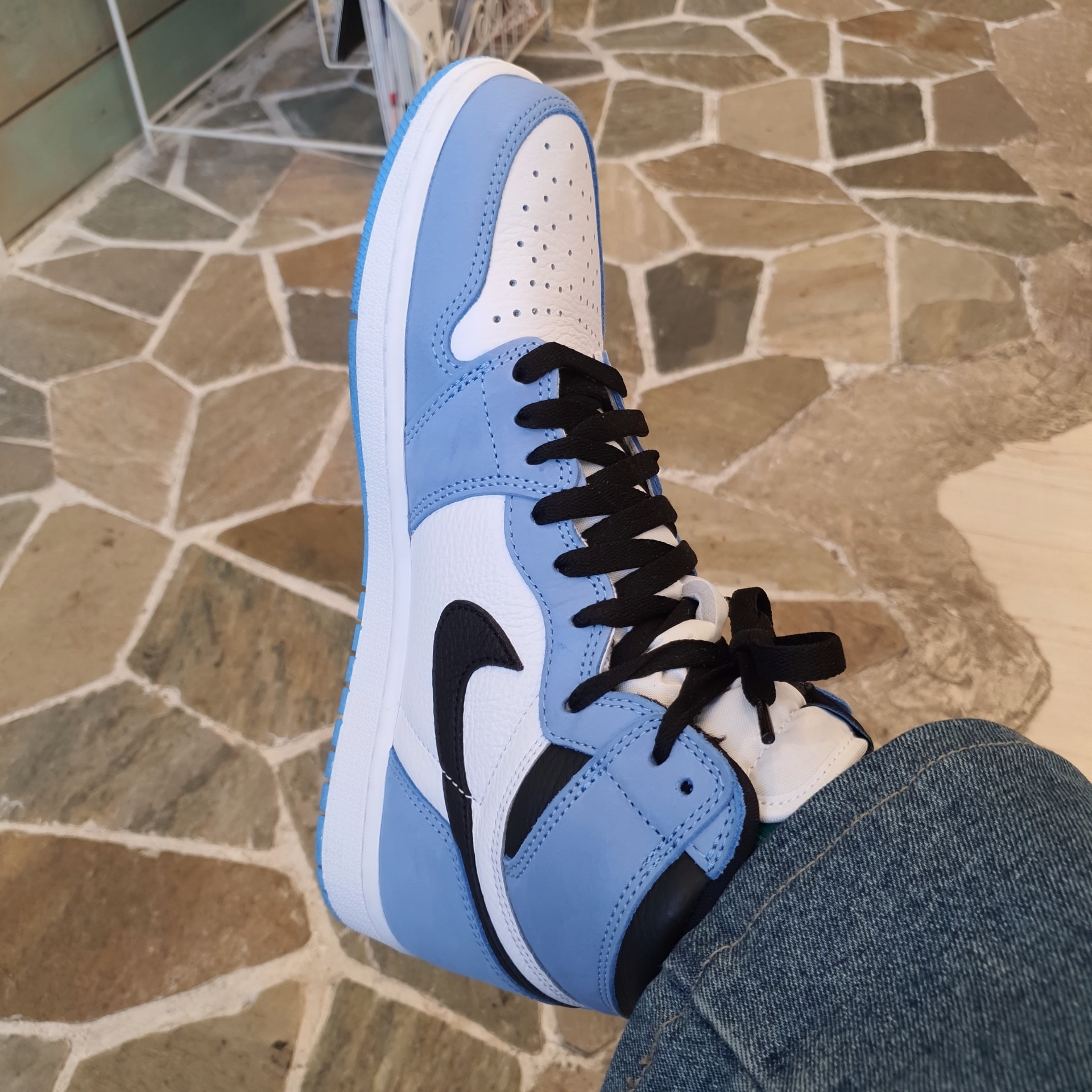 Jordan 1 Retro High OG University Blue 착용 스타일 - 1