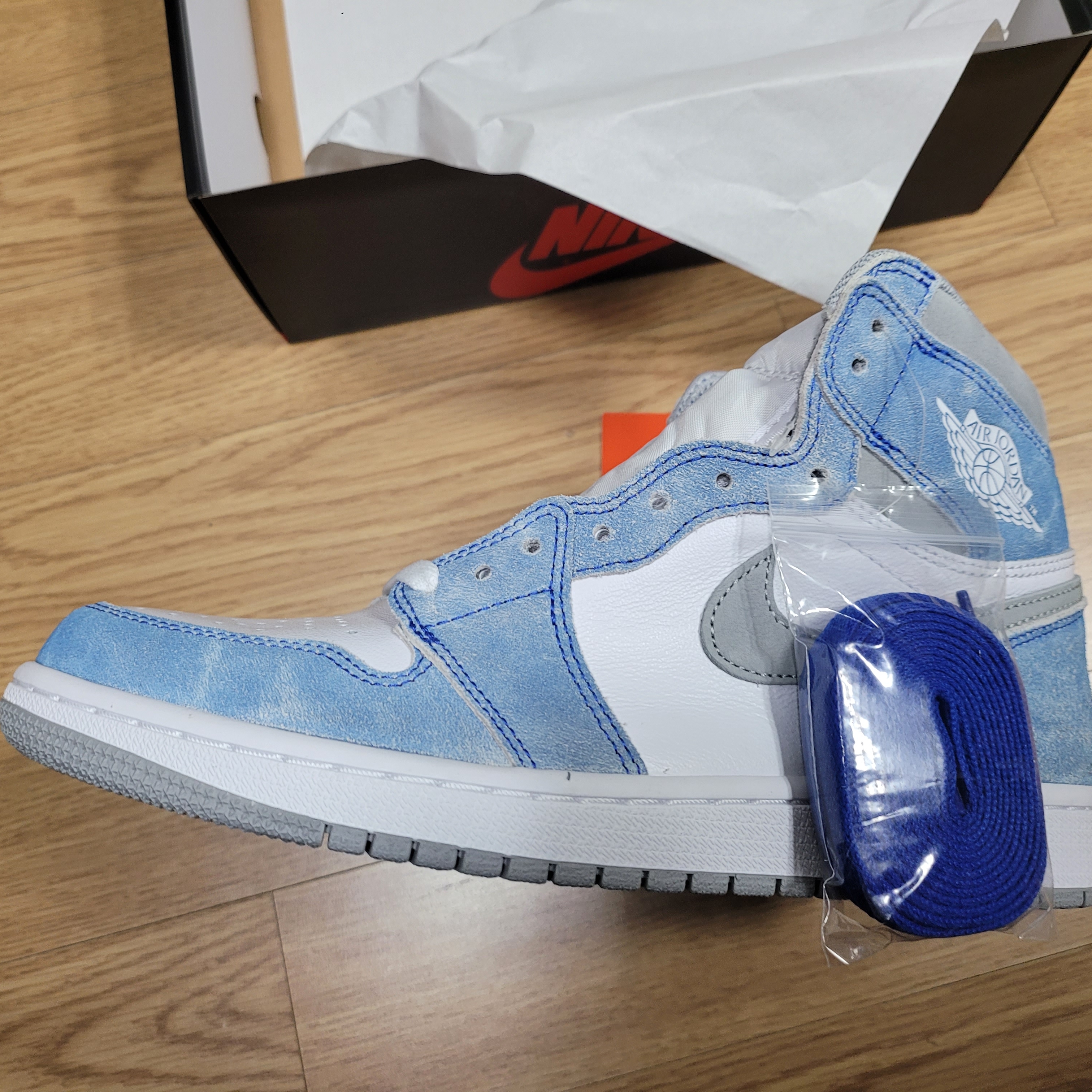 Jordan 1 Retro High OG Hyper Royal 착용 스타일 - 3