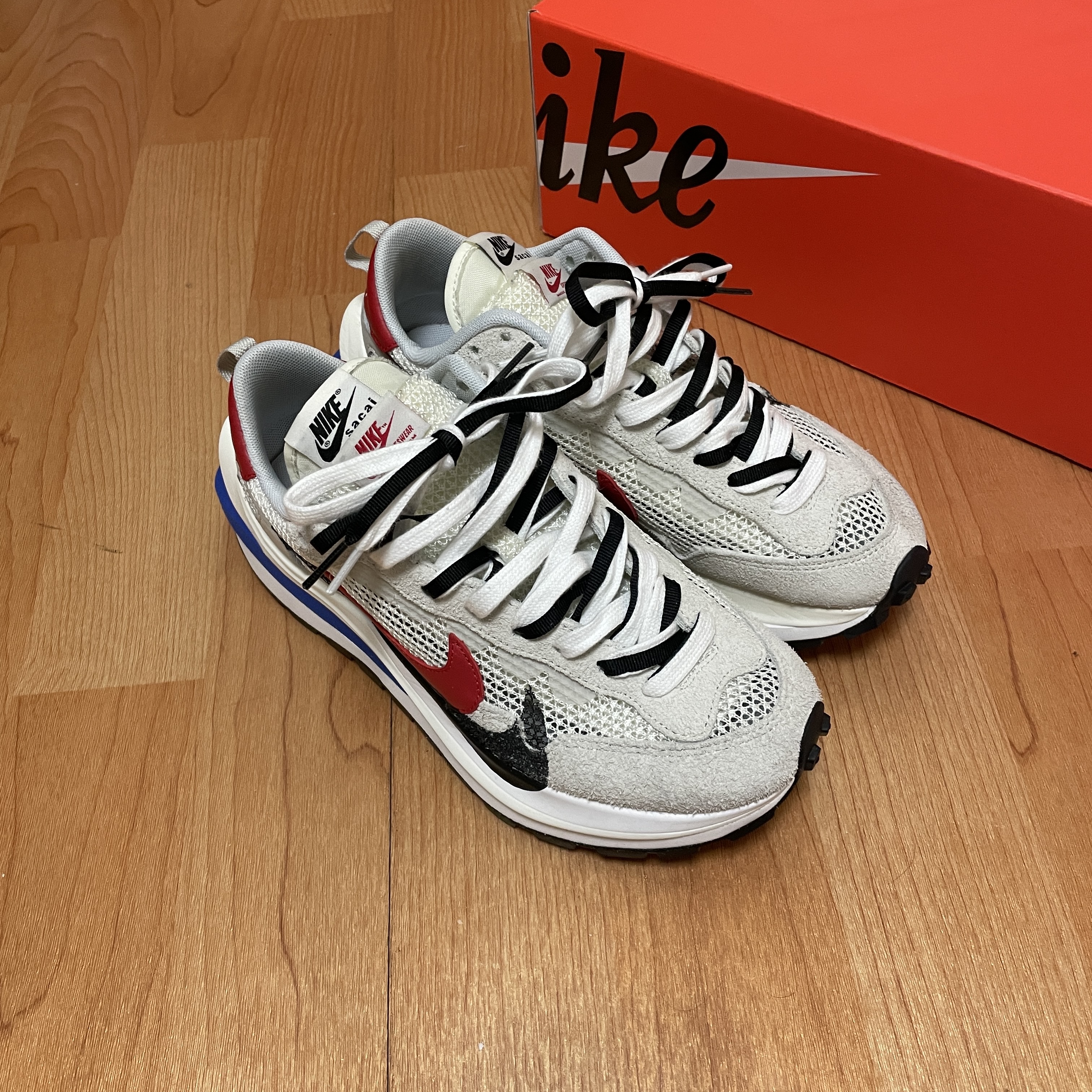 Nike x Sacai VaporWaffle Royal Fuchsia 착용 스타일 - 1