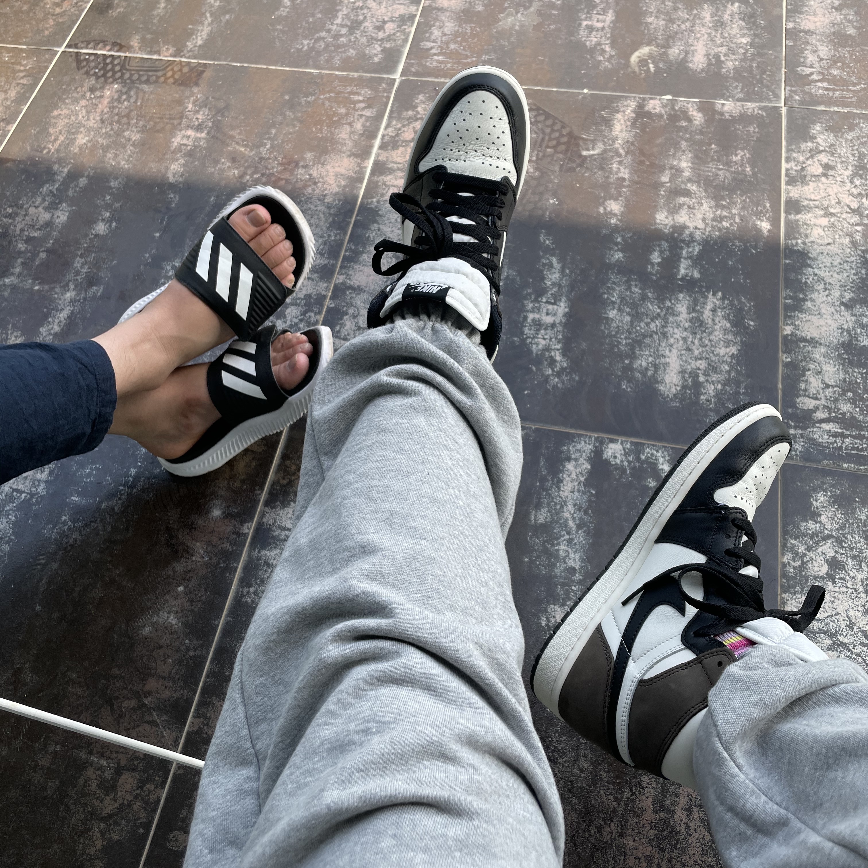 Jordan 1 Retro High OG Black Mocha 착용 스타일 - 2