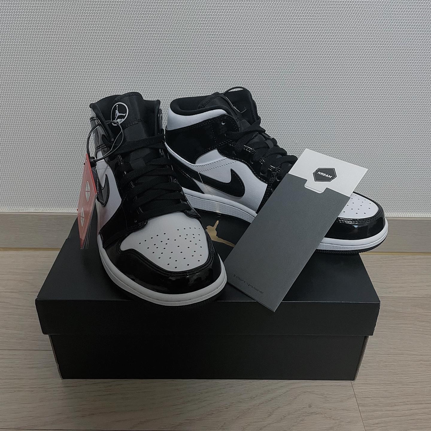 Jordan 1 Mid SE ASW Black, Jordan 1 Retro High OG Royal Toe 착용 스타일 - 1