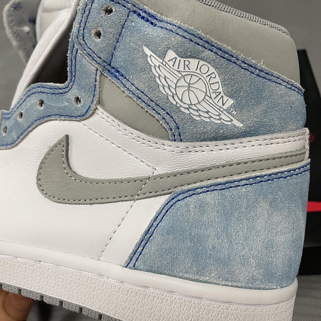 Jordan 1 Retro High OG Hyper Royal 착용 스타일 - 5