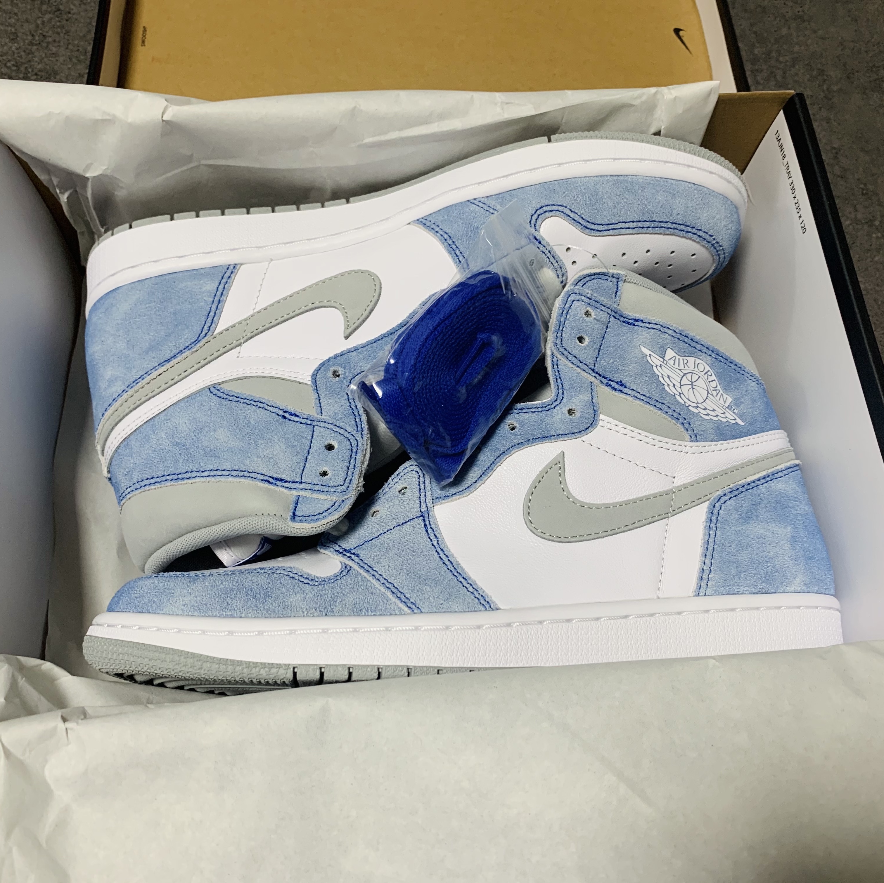 Jordan 1 Retro High OG Hyper Royal, (W) Jordan 1 Retro High OG Silver Toe 착용 스타일 - 2