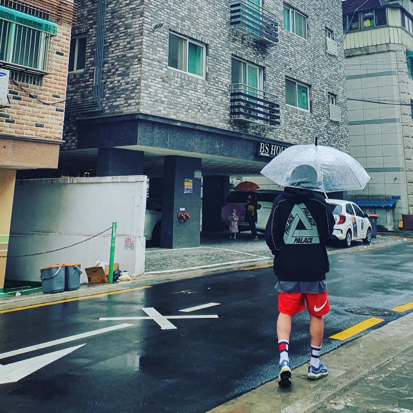 Nike x Stussy Water Shorts Habanero Red, Nike x Stussy Bucket Hat Black 착용 스타일 - 1
