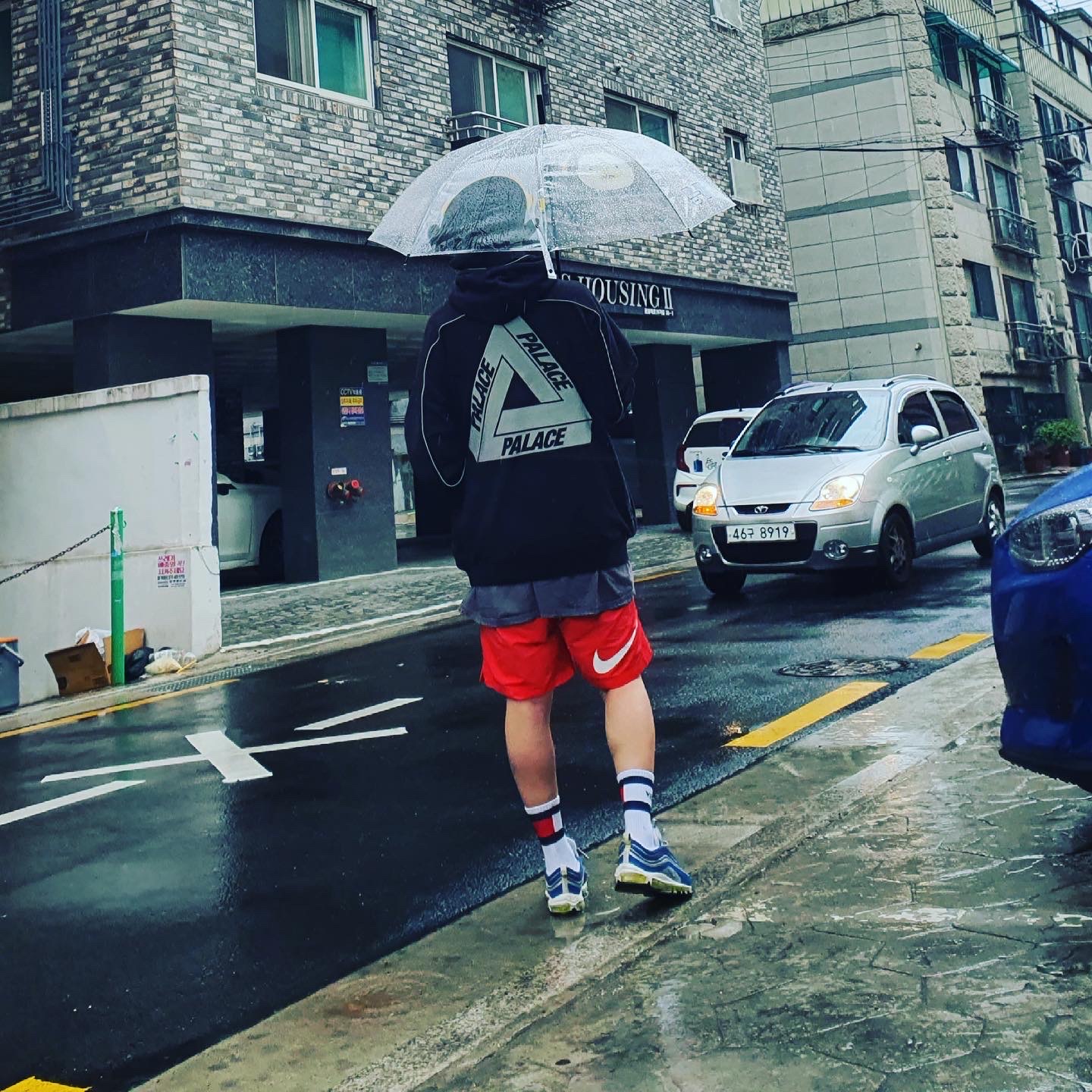 Nike x Stussy Water Shorts Habanero Red, Nike x Stussy Bucket Hat Black 착용 스타일 - 4