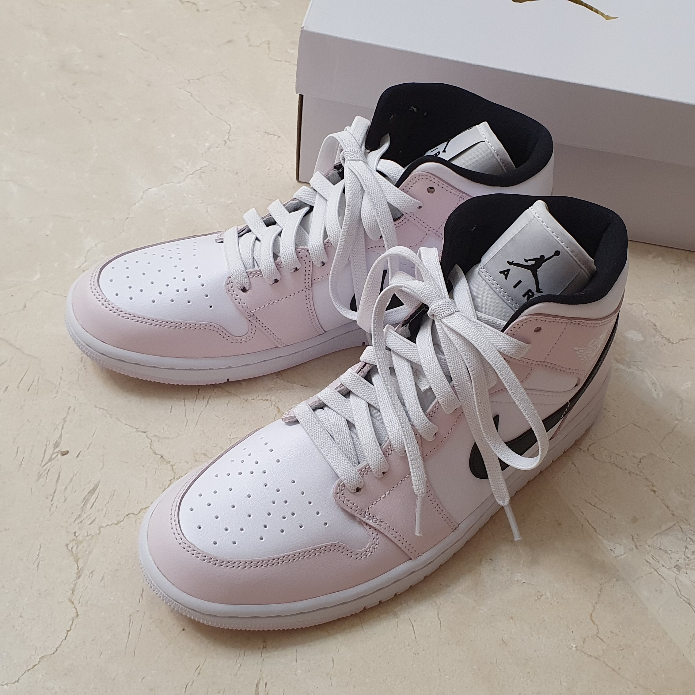 (W) Jordan 1 Mid Barely Rose, Nike Air Force 1 '07 QS Valentine's Day 착용 스타일 - 1