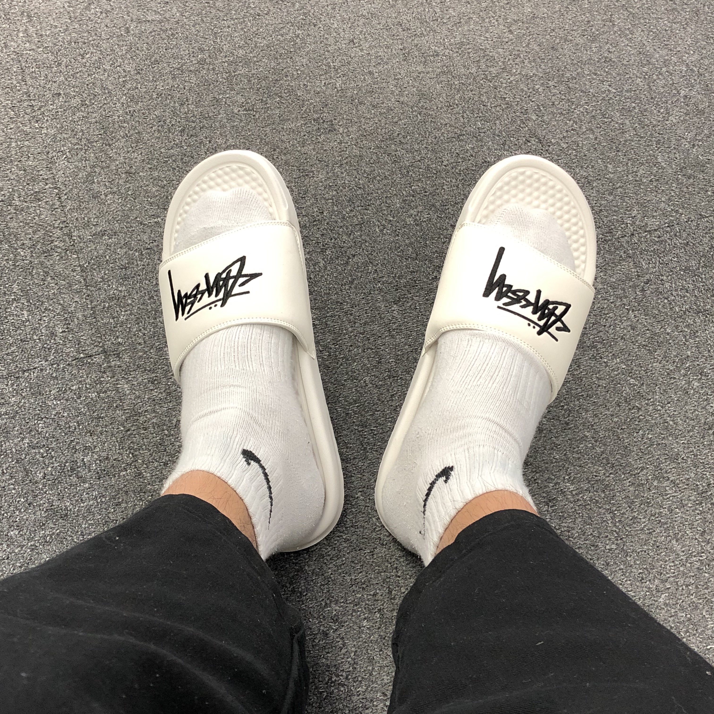Nike x Stussy Benassi Slide Sail 착용 스타일