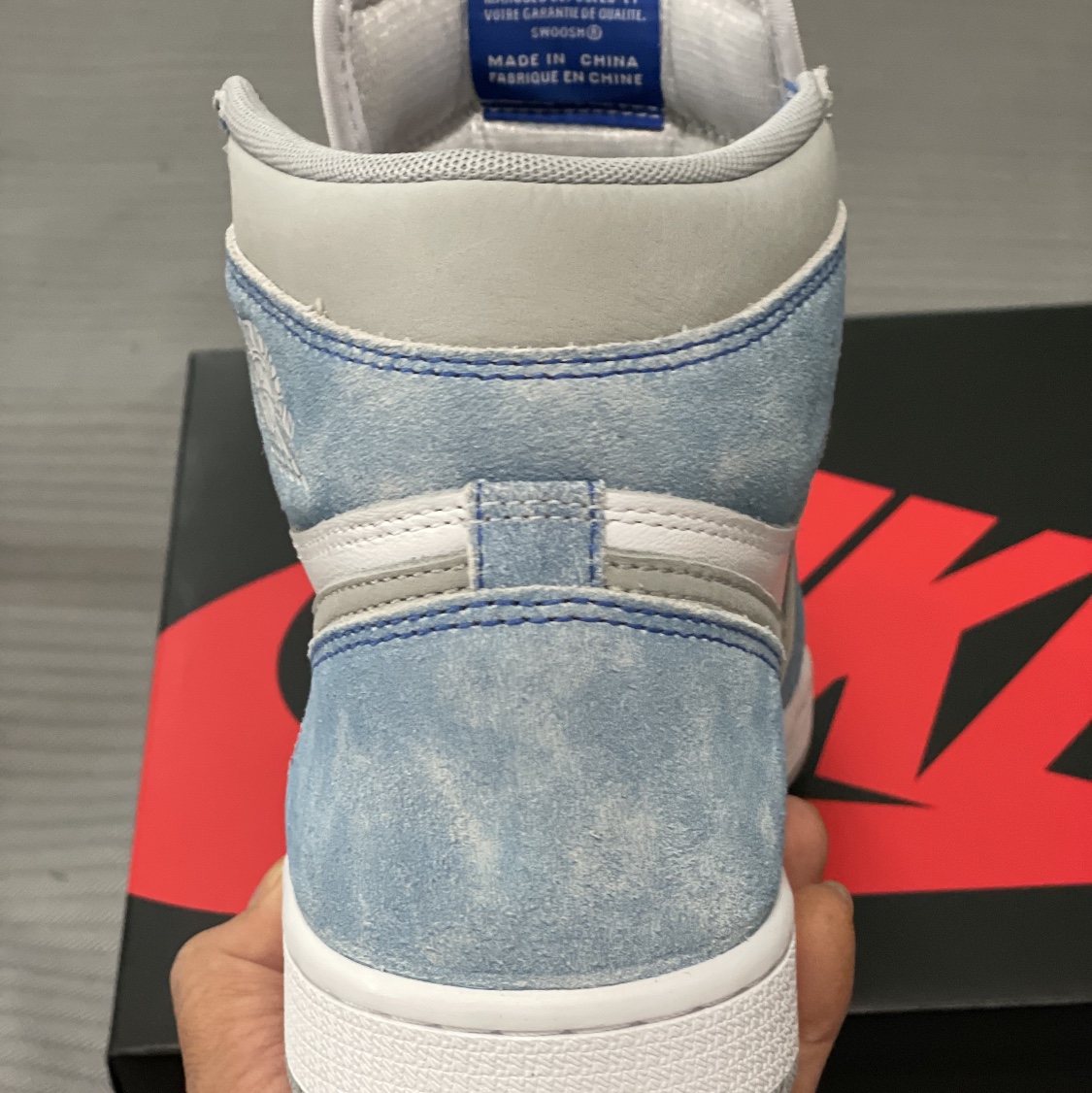 Jordan 1 Retro High OG Hyper Royal 착용 스타일 - 4
