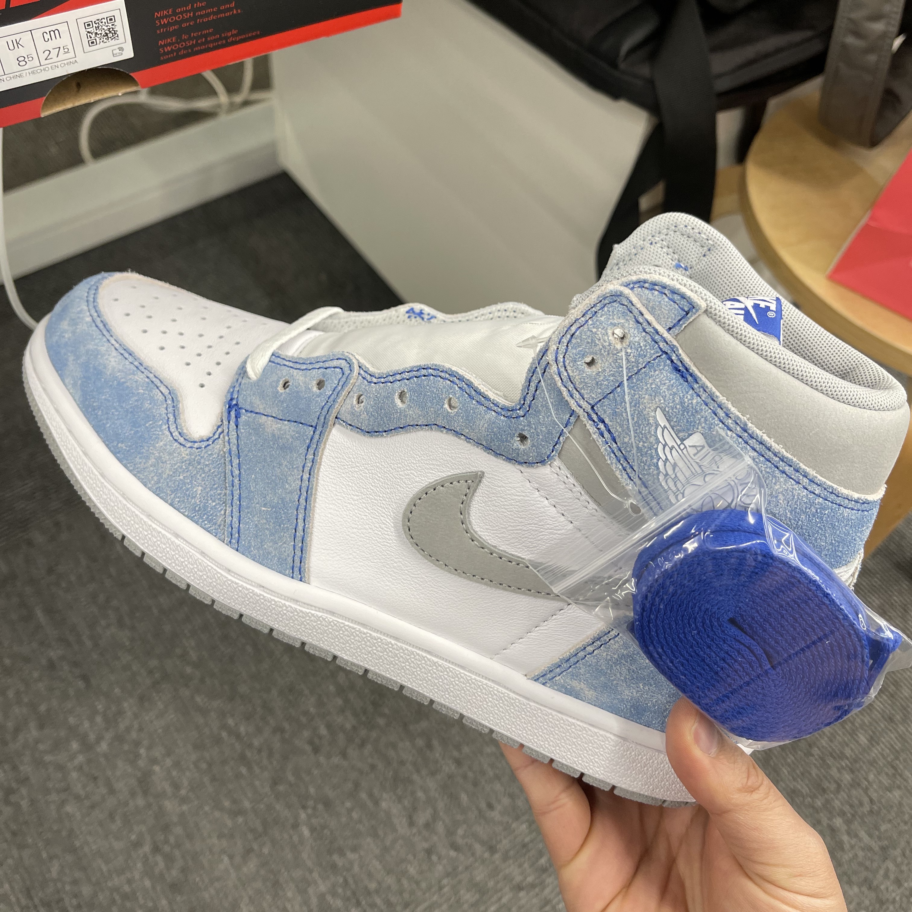 Jordan 1 Retro High OG Hyper Royal 착용 스타일