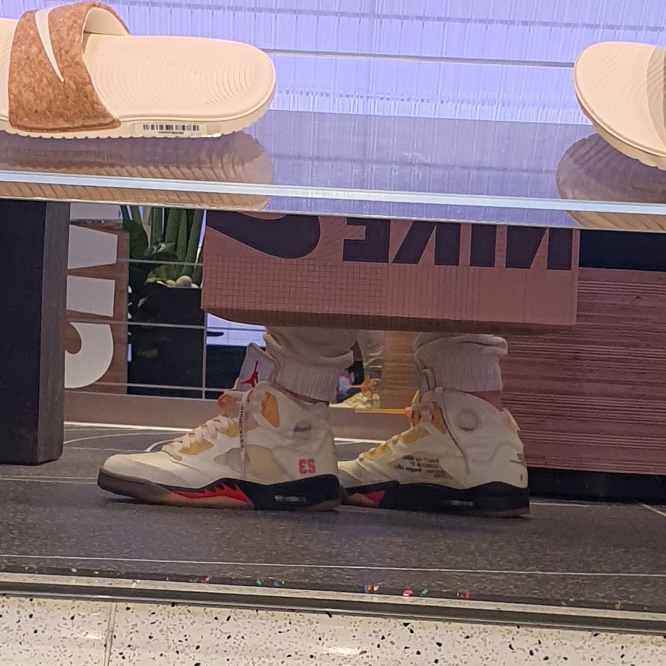 Jordan 1 Retro High OG Hyper Royal, Jordan 5 x Off-White Retro SP Sail Fire Red 착용 스타일 - 1