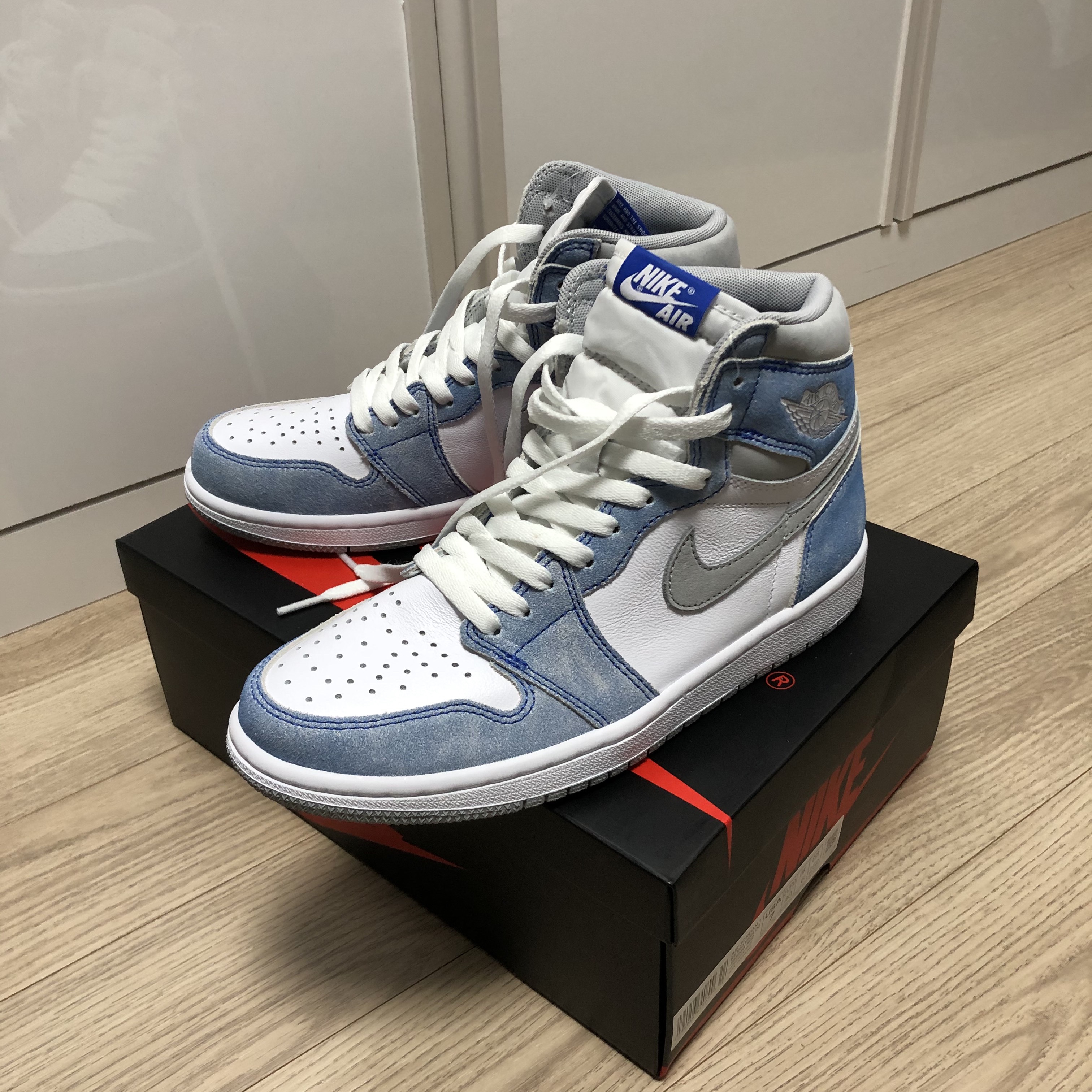 Jordan 1 Retro High OG Hyper Royal 착용 스타일 - 1