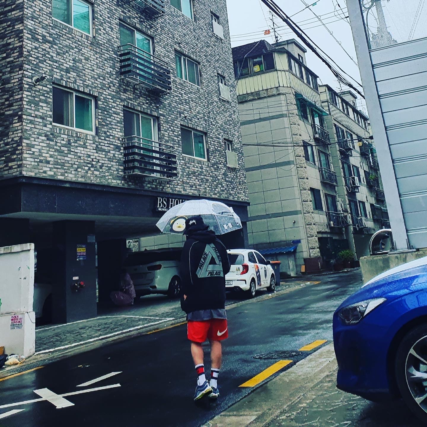 Nike x Stussy Water Shorts Habanero Red, Nike x Stussy Bucket Hat Black 착용 스타일 - 2