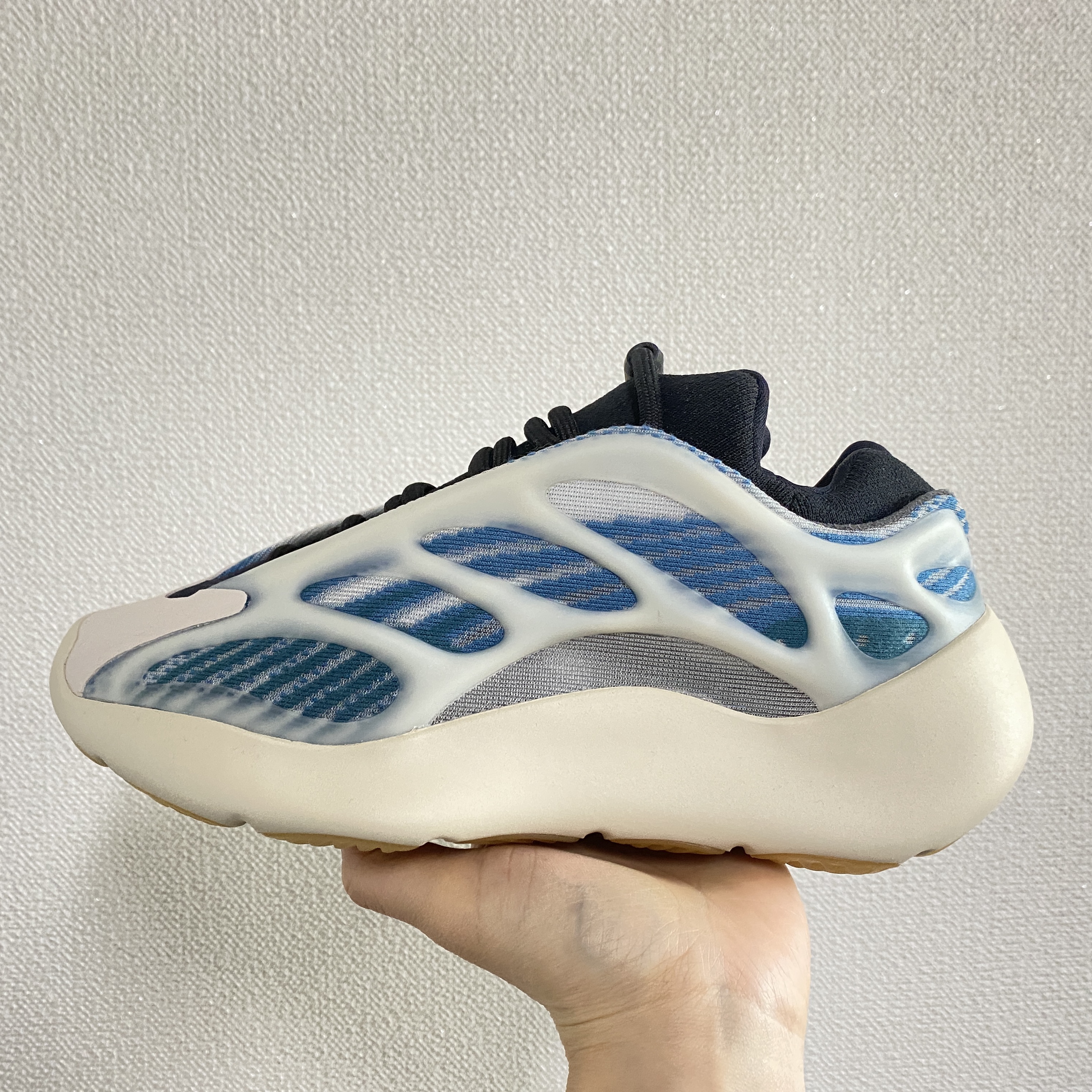 Adidas Yeezy 700 V3 Kyanite 착용 스타일