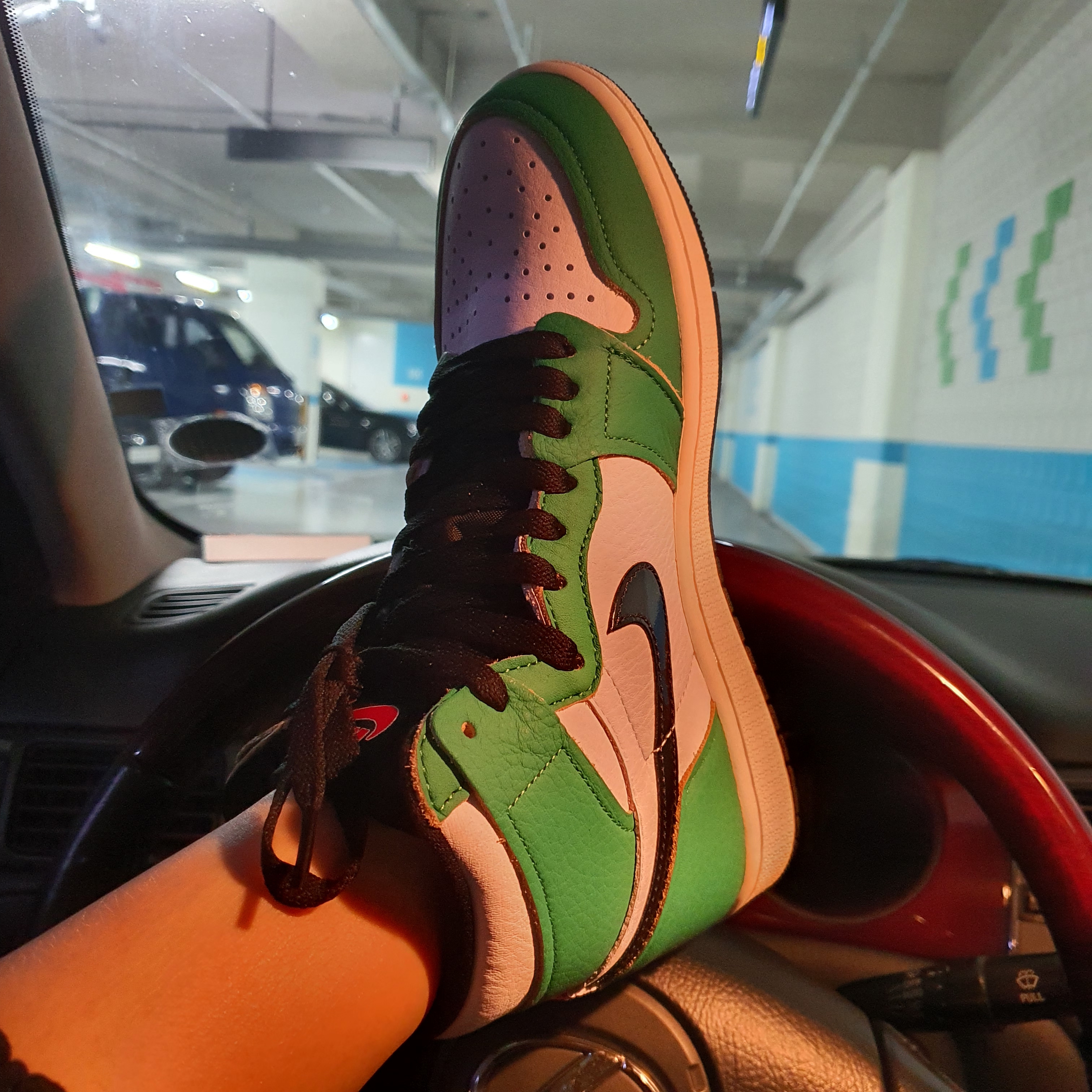 (W) Jordan 1 Retro High OG Lucky Green, Nike x Drake Nocta Essential T-Shirt Black - Asia 착용 스타일 - 2