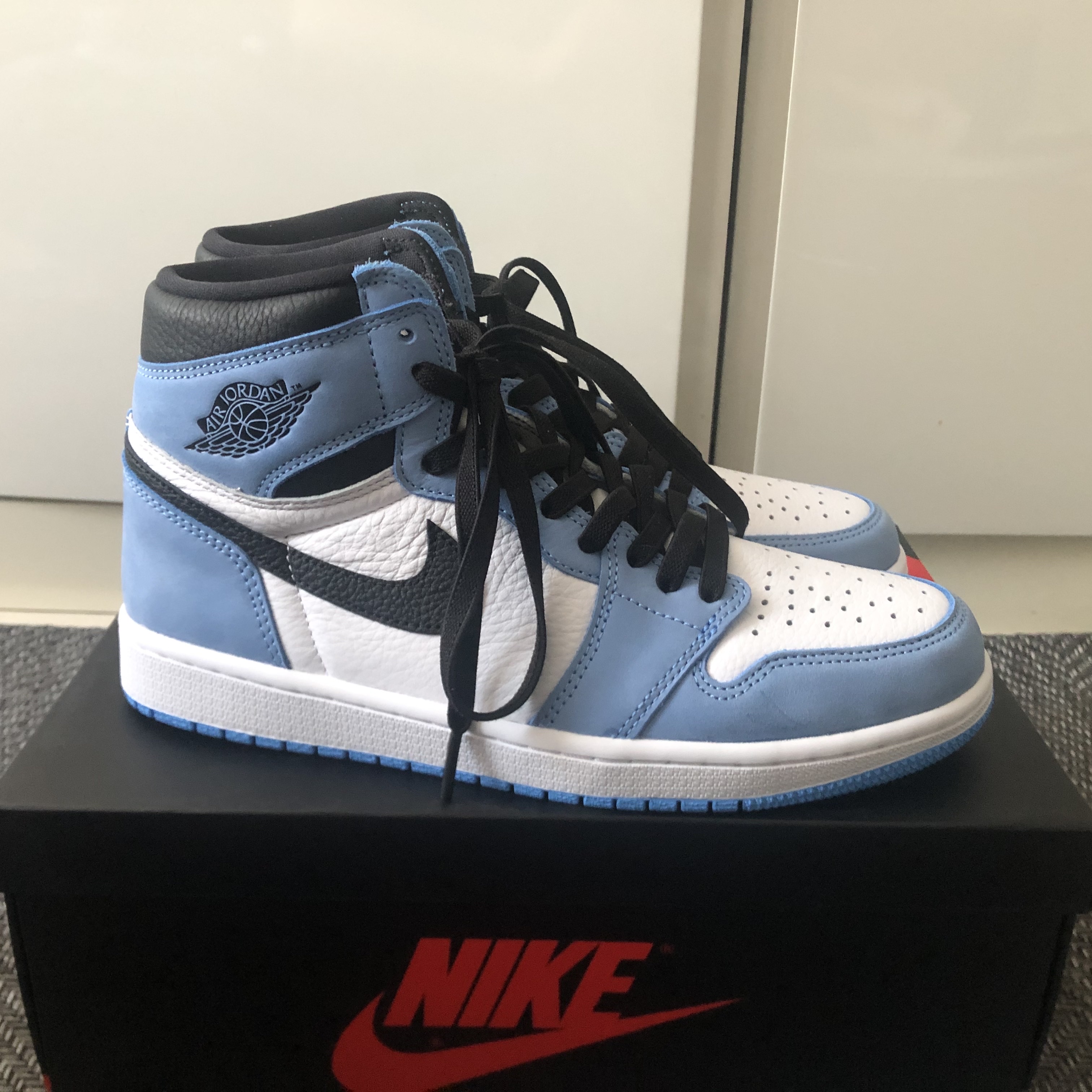 Jordan 1 Retro High OG University Blue 착용 스타일 - 1