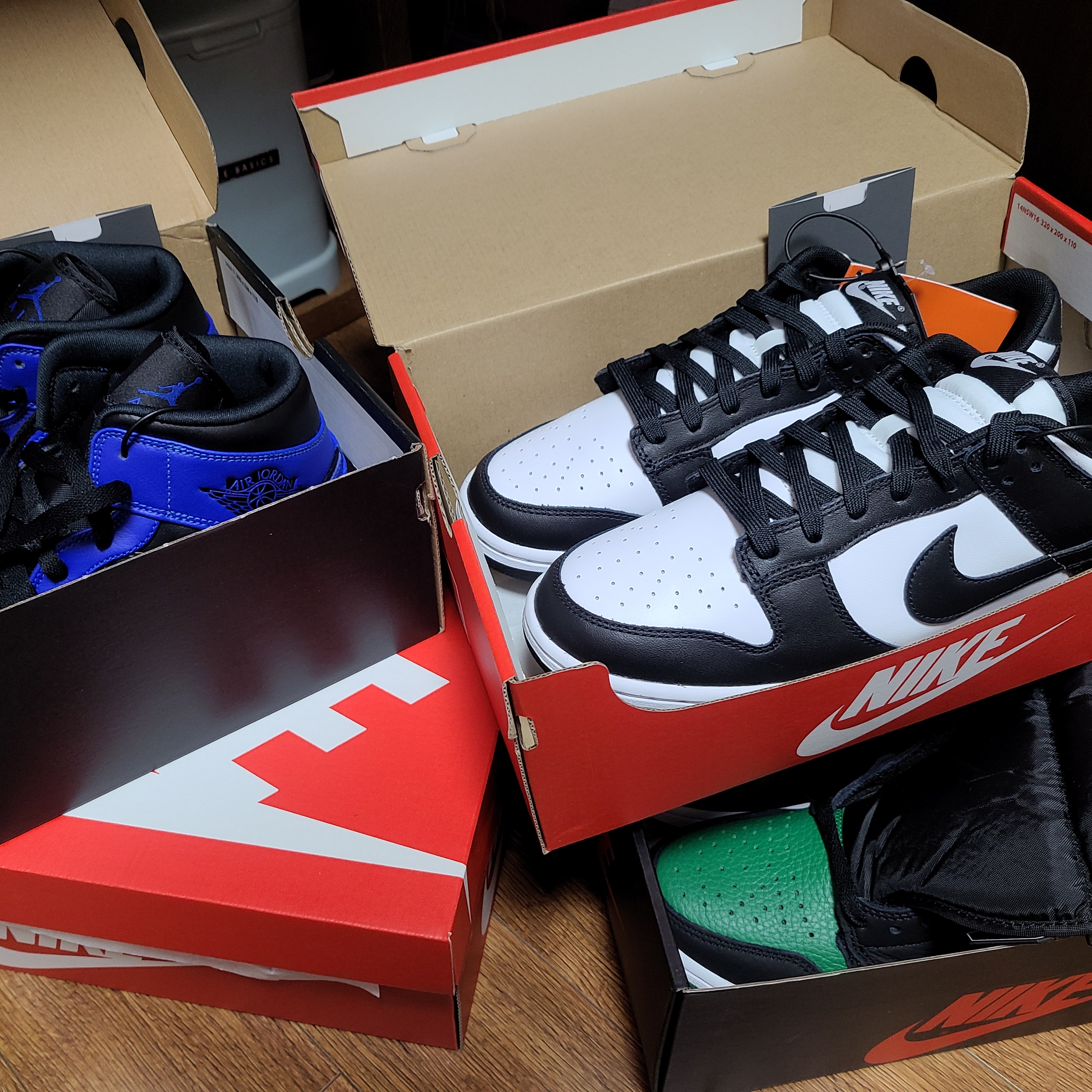 Nike Dunk Low Retro Black, Jordan 1 Retro Black Royal Blue 2001 착용 스타일 - 1