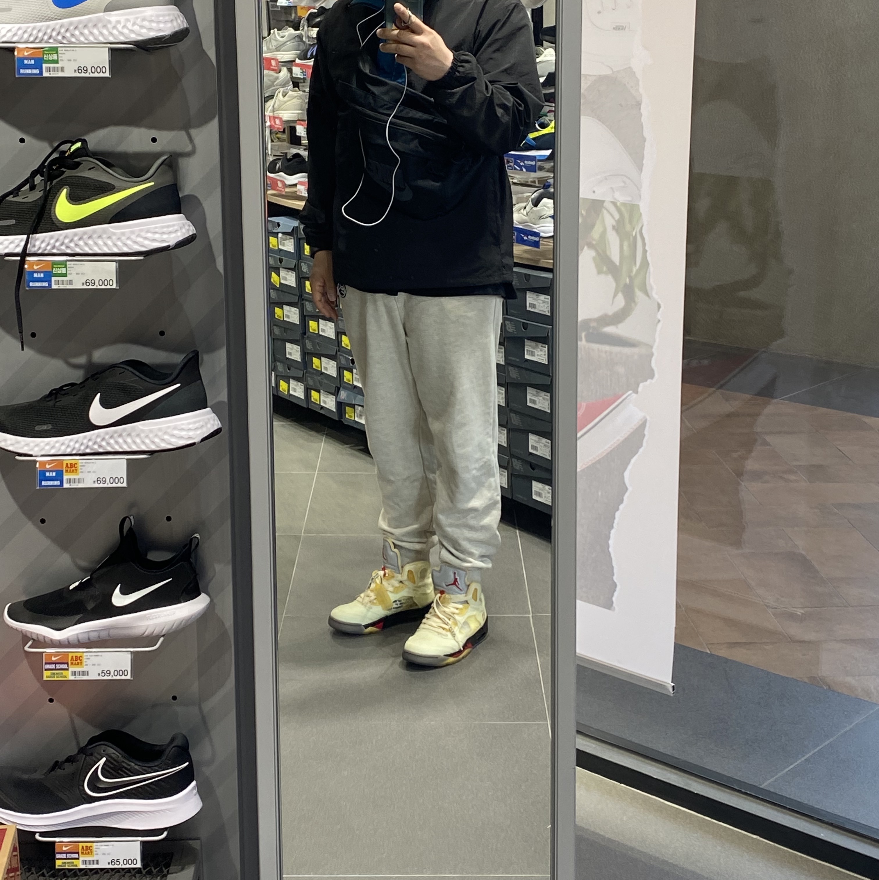 Jordan 5 x Off-White Retro SP Sail Fire Red, Stussy Cosmos T-Shirt Navy 착용 스타일 - 3