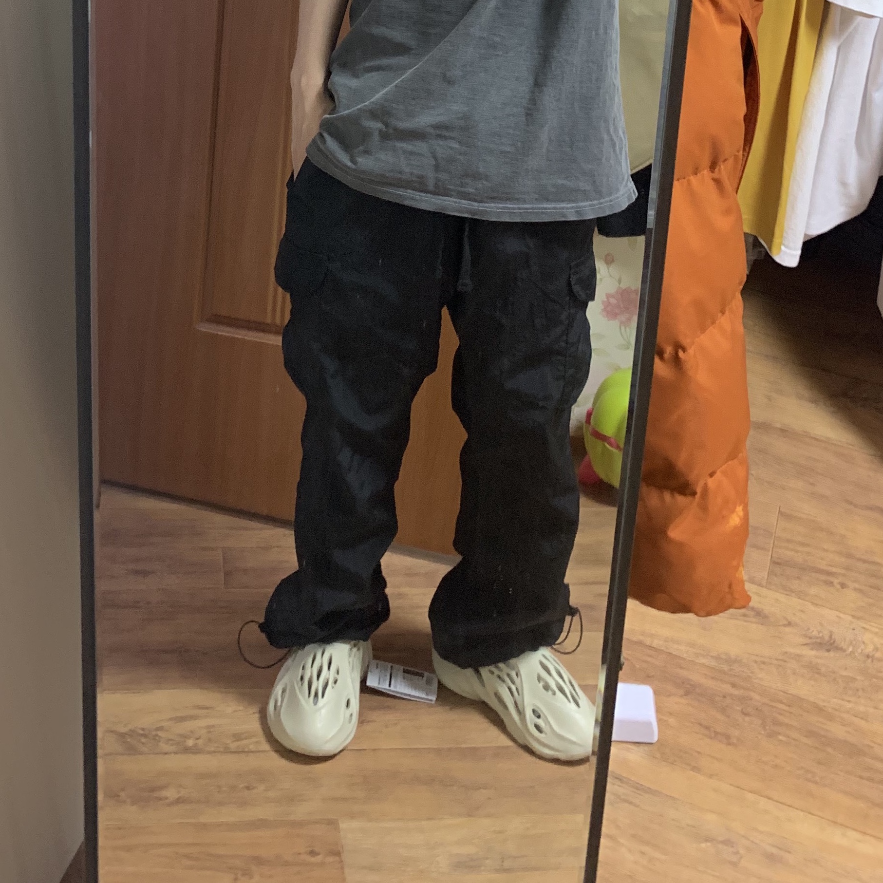 Adidas Yeezy Foam RNNR Sand 착용 스타일 - 2