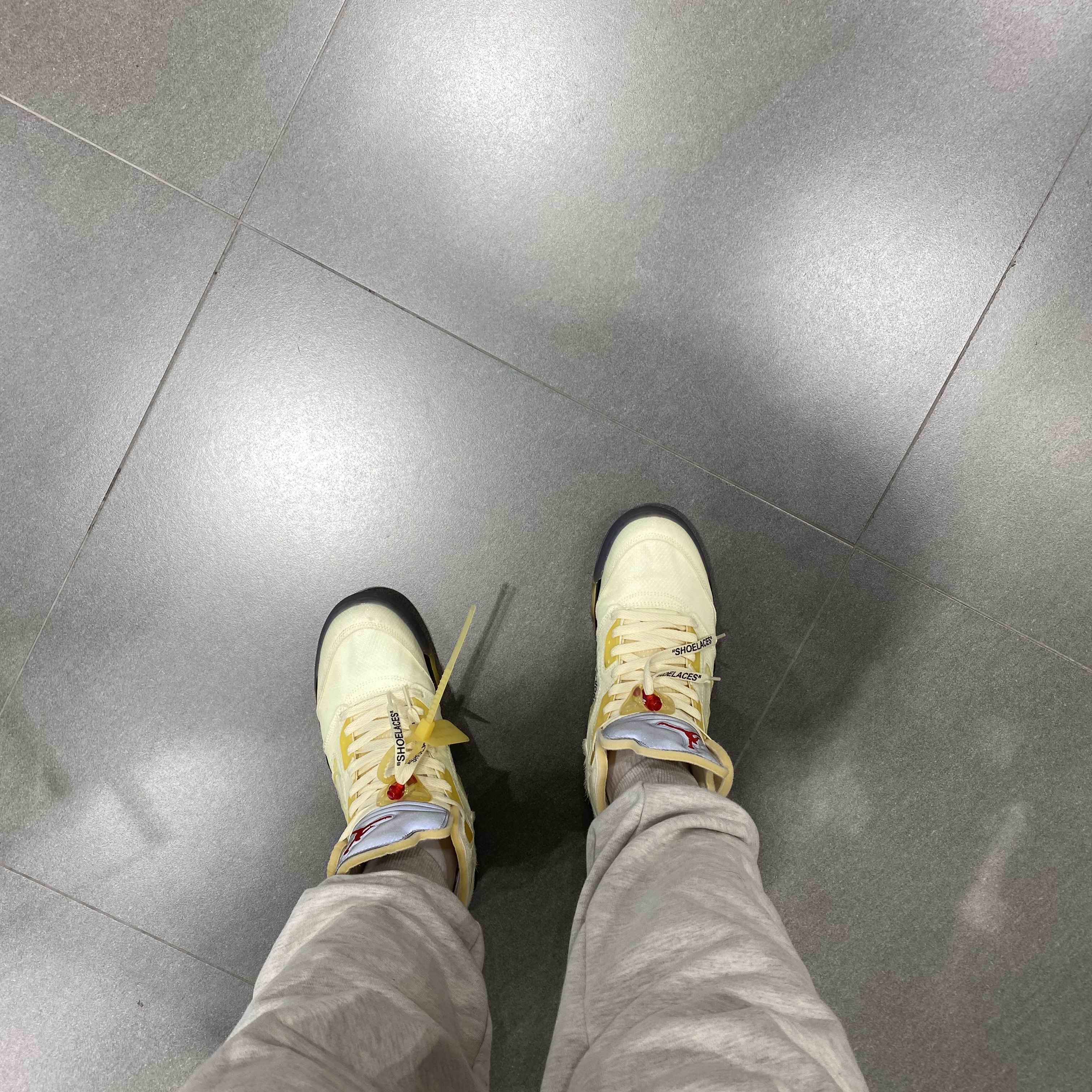 Jordan 5 x Off-White Retro SP Sail Fire Red, Stussy Cosmos T-Shirt Navy 착용 스타일 - 2