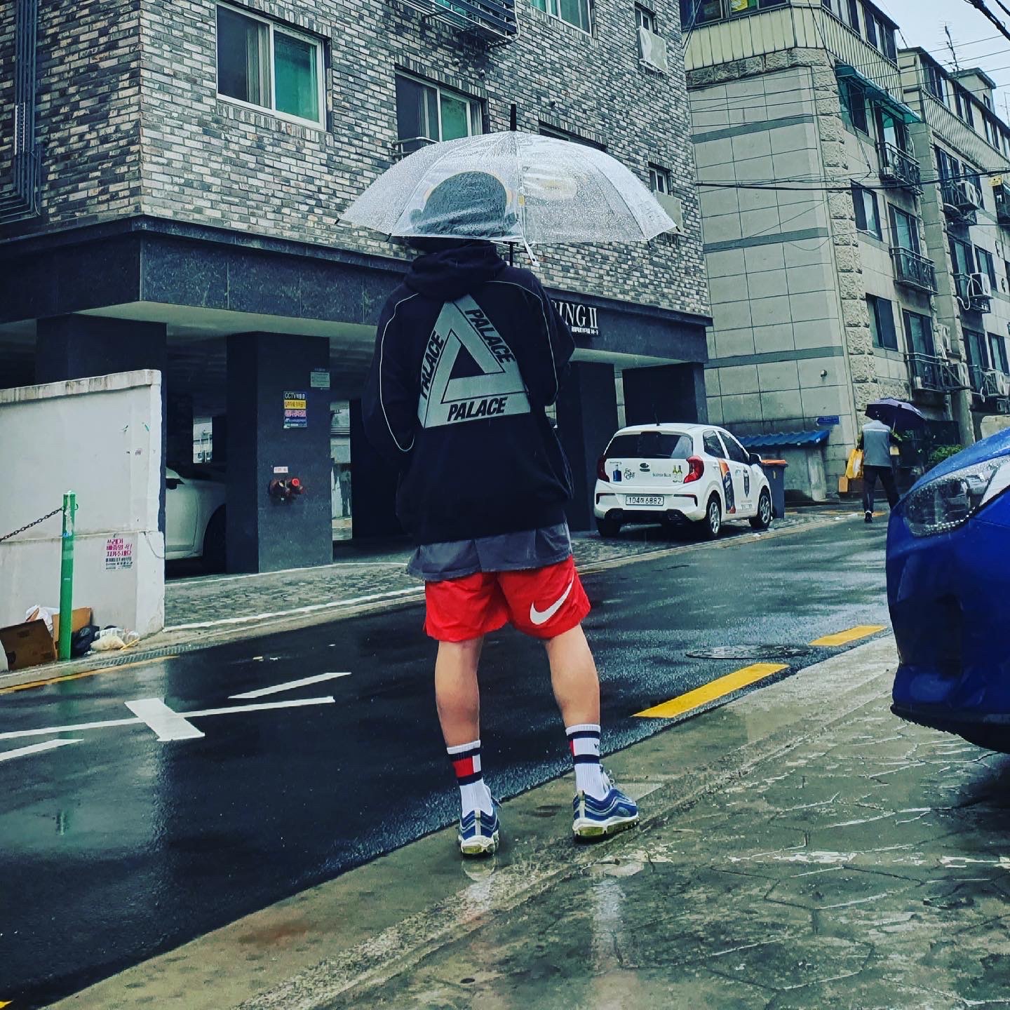 Nike x Stussy Water Shorts Habanero Red, Nike x Stussy Bucket Hat Black 착용 스타일 - 3