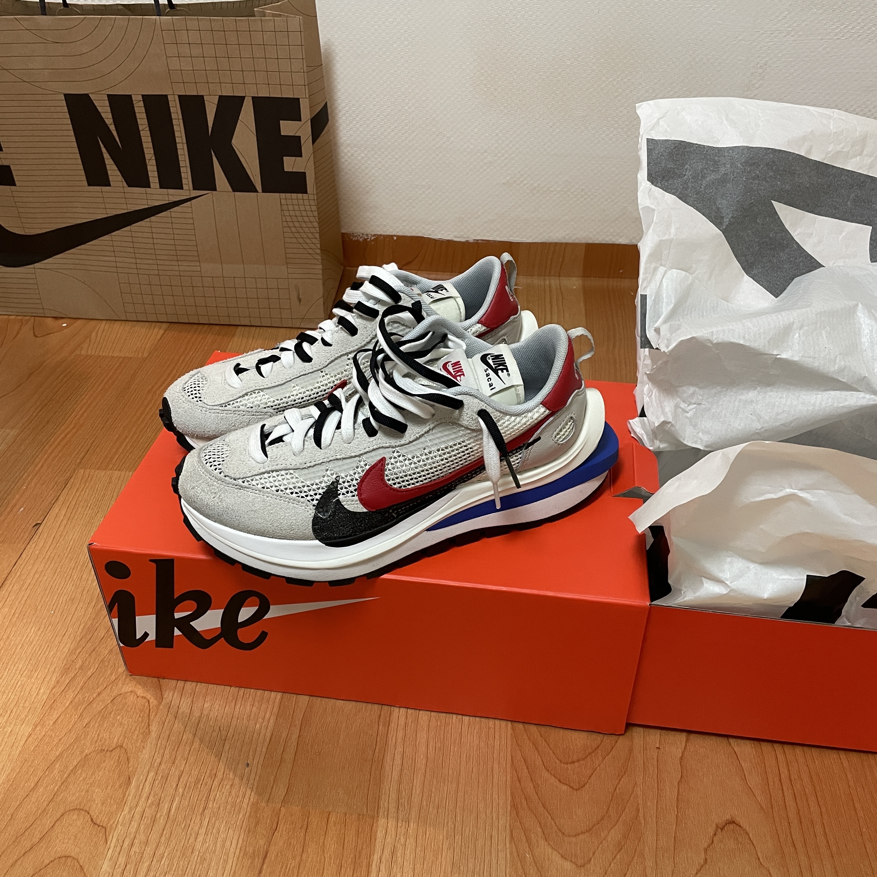 Nike x Sacai VaporWaffle Royal Fuchsia 착용 스타일 - 2