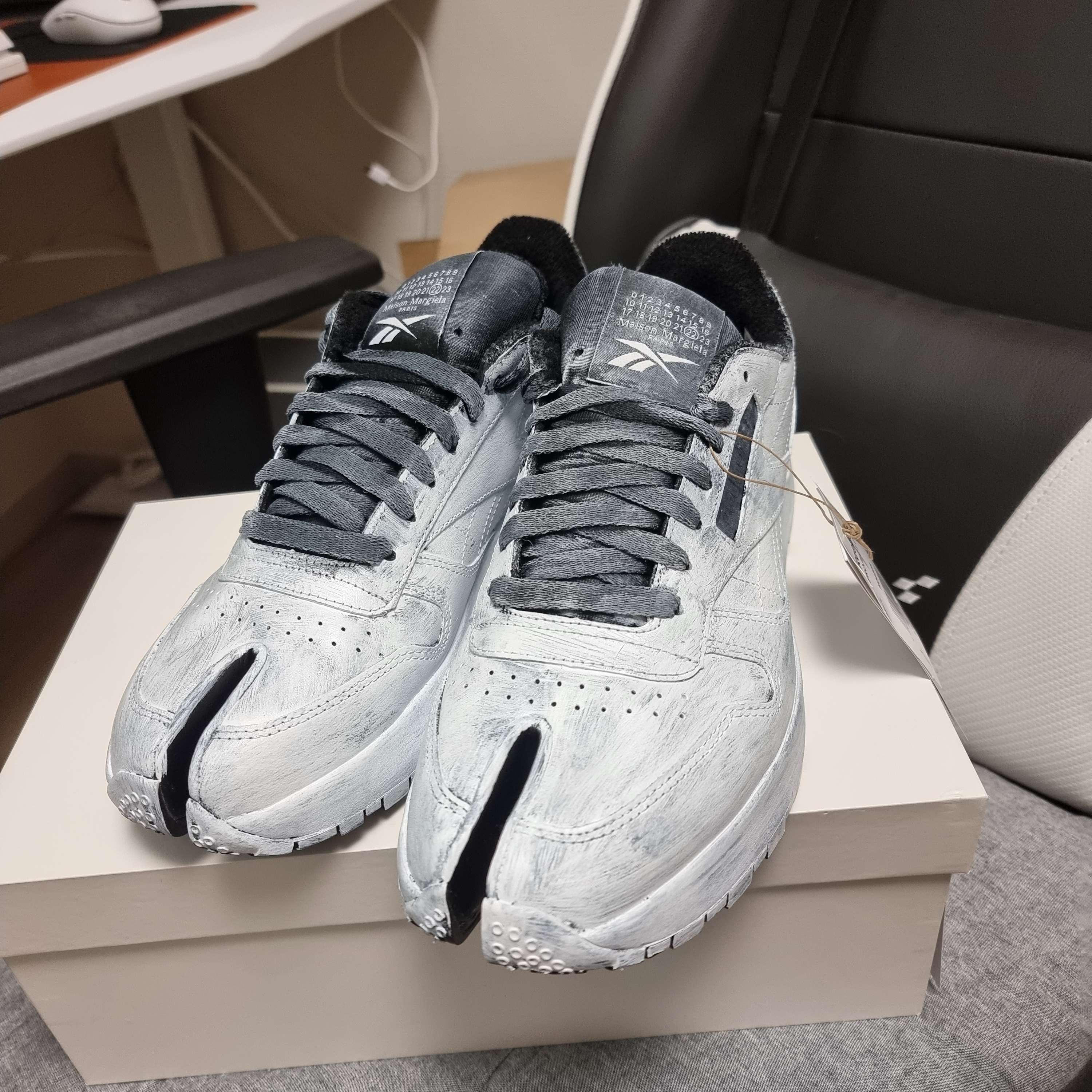 Reebok x Maison Margiela Classic Leather Tabi Shoes Bianchetto 착용 스타일 - 2