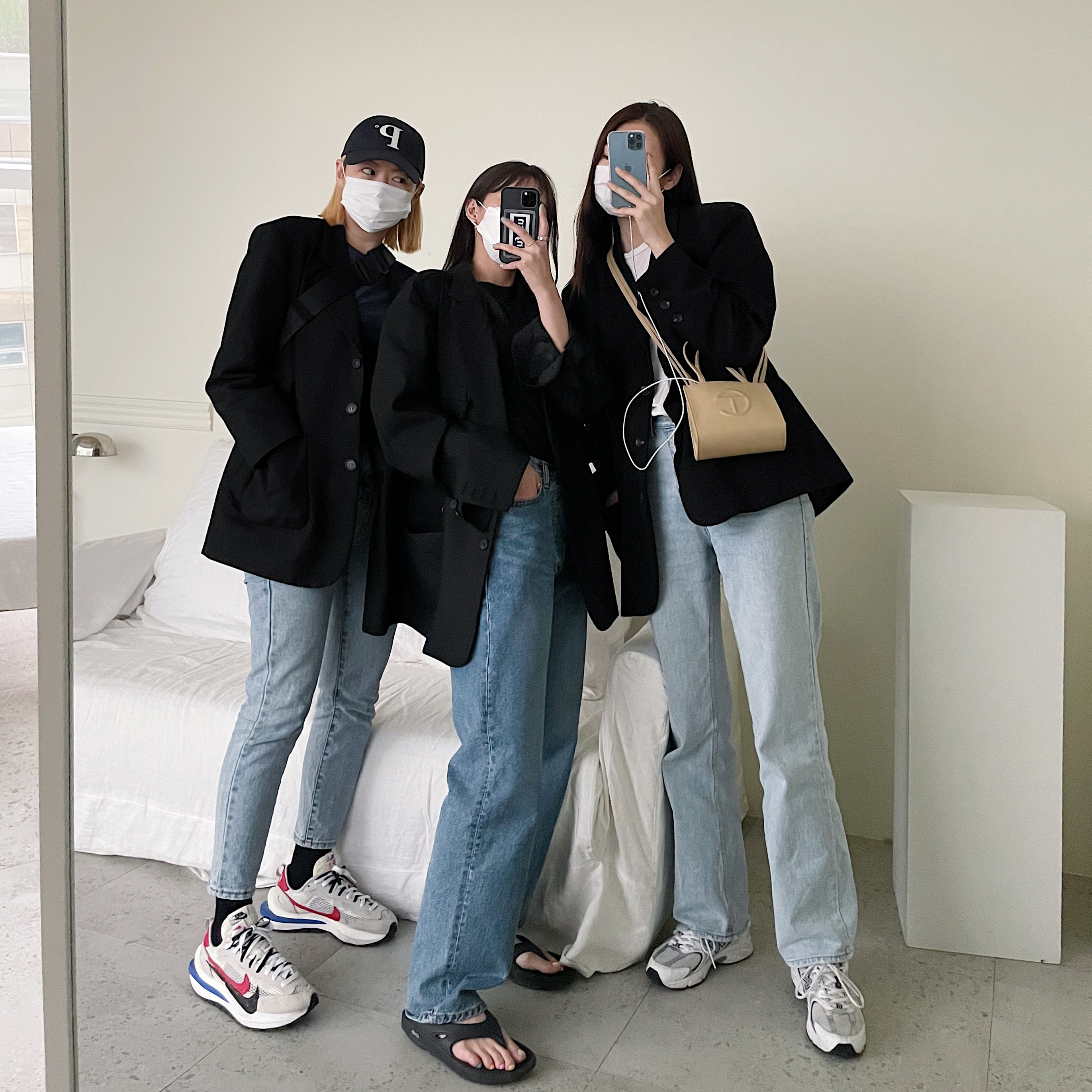 Nike x Sacai VaporWaffle Royal Fuchsia, Oofos x Andersson Bell OOriginal Sandal 착용 스타일