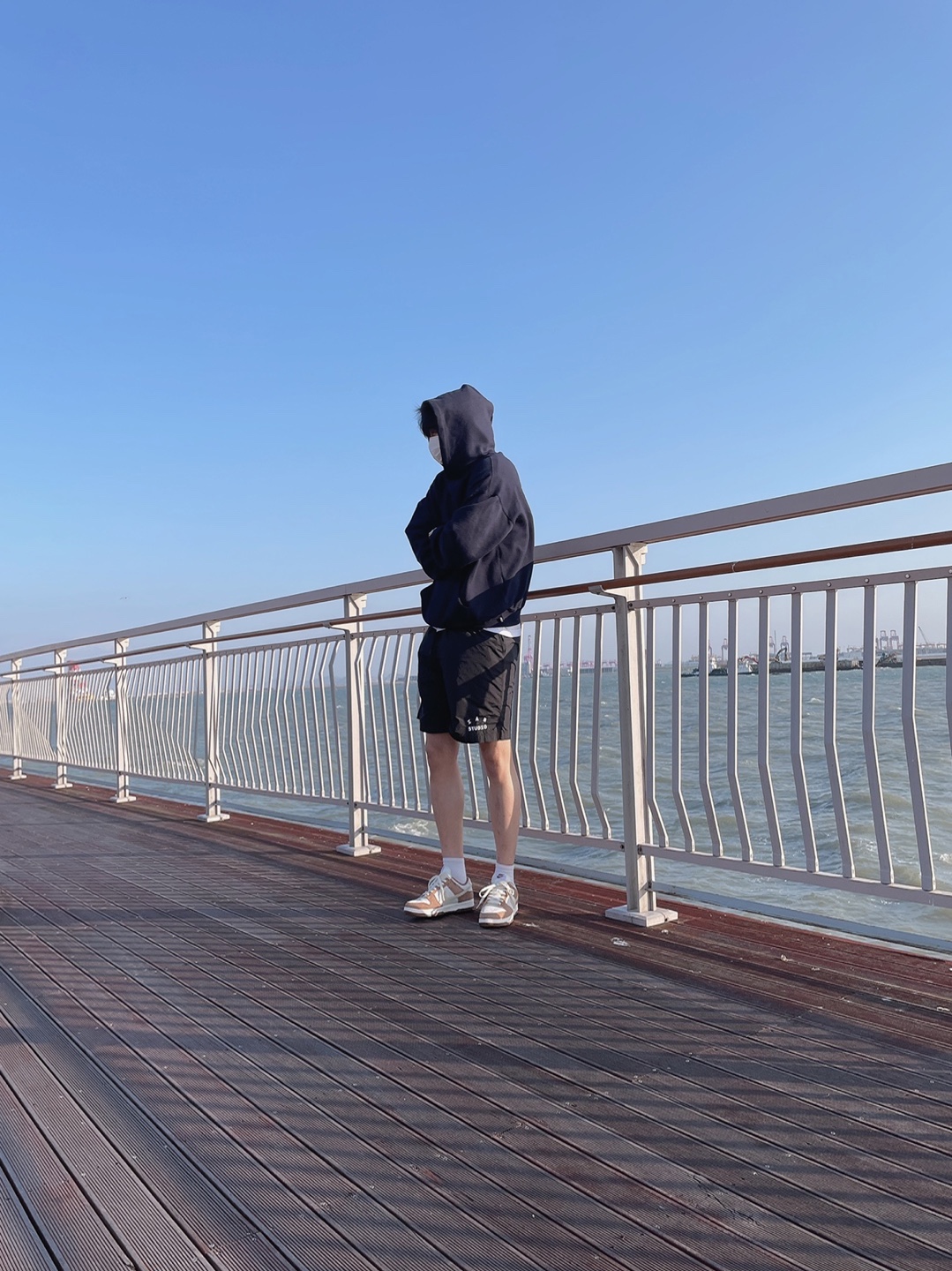 IAB Studio Woven Shorts Black, IAB Studio Hoodie Navy - 21SS 착용 스타일 - 1