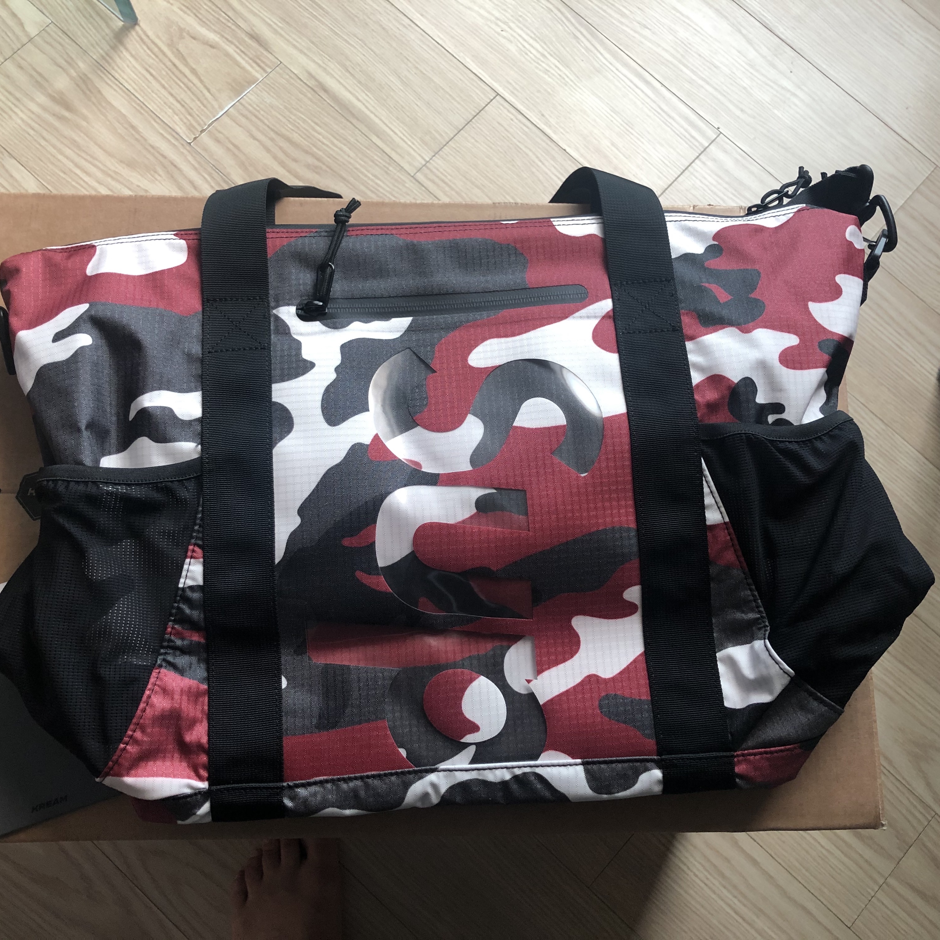 Supreme Zip Tote Red Camo - 21SS 착용 스타일 - 3