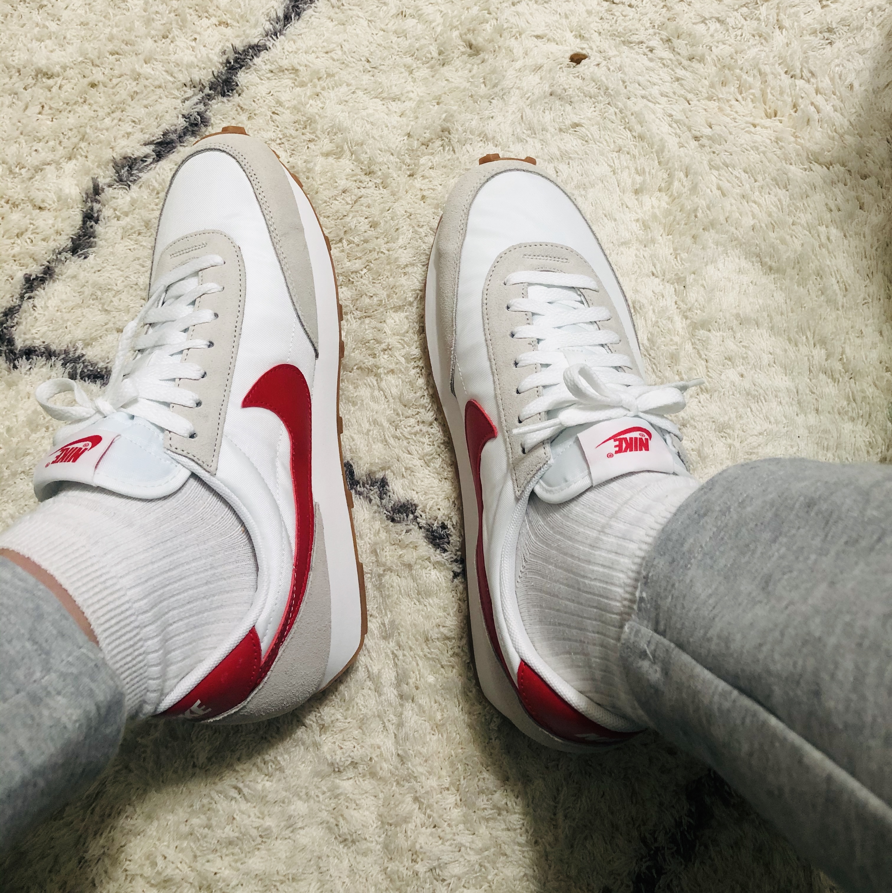 (W) Nike Daybreak Summit White University Red 착용 스타일 - 2