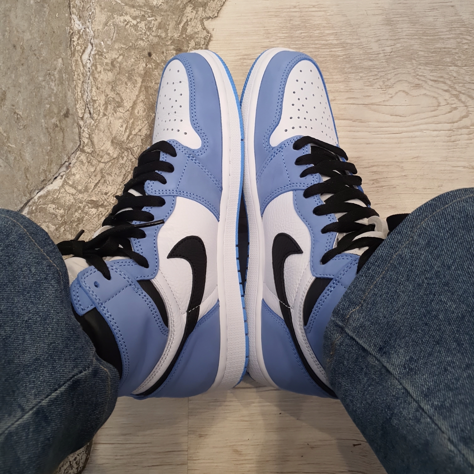 Jordan 1 Retro High OG University Blue 착용 스타일 - 2