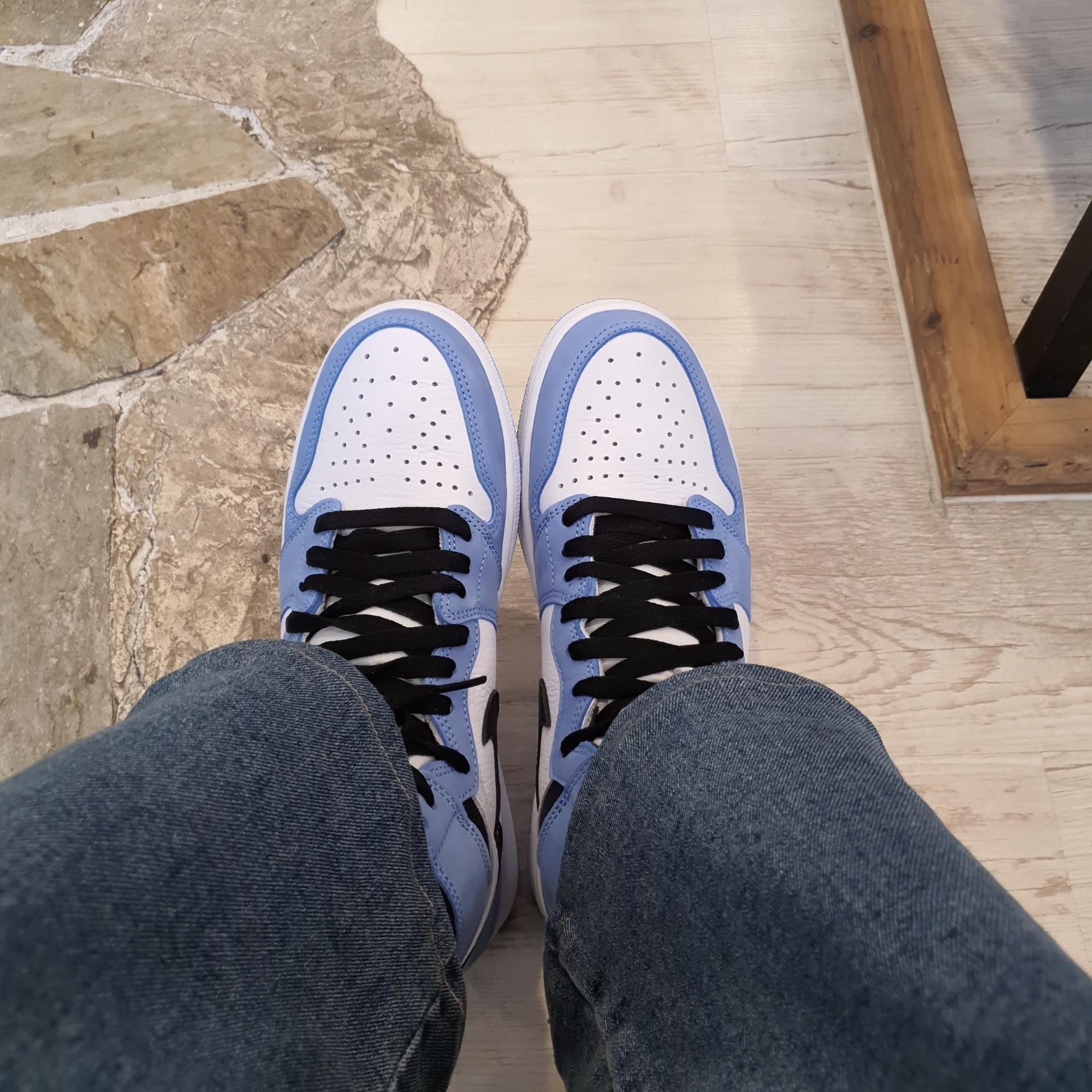 Jordan 1 Retro High OG University Blue 착용 스타일 - 3