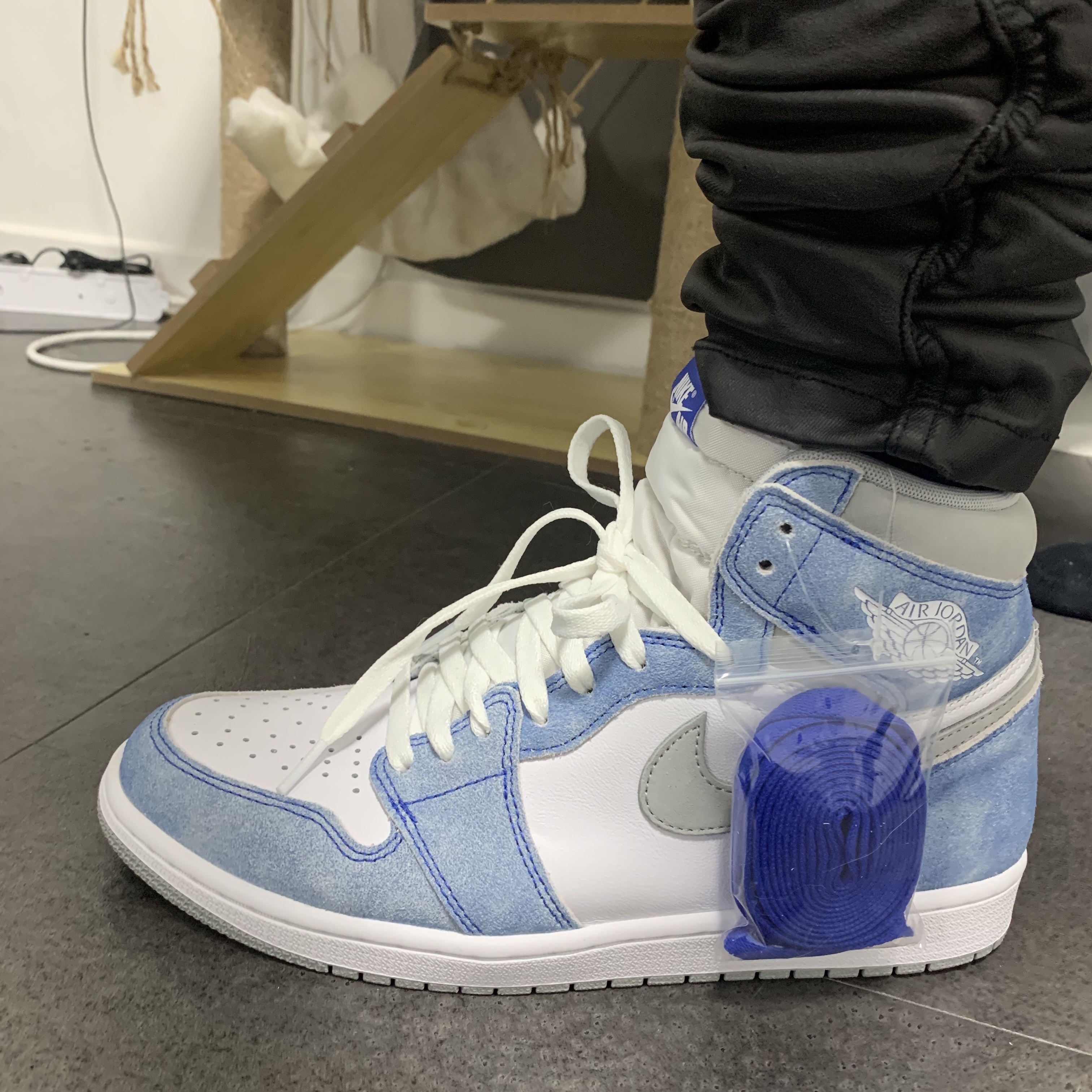 Jordan 1 Retro High OG Hyper Royal, (W) Jordan 1 Retro High OG Silver Toe 착용 스타일 - 4