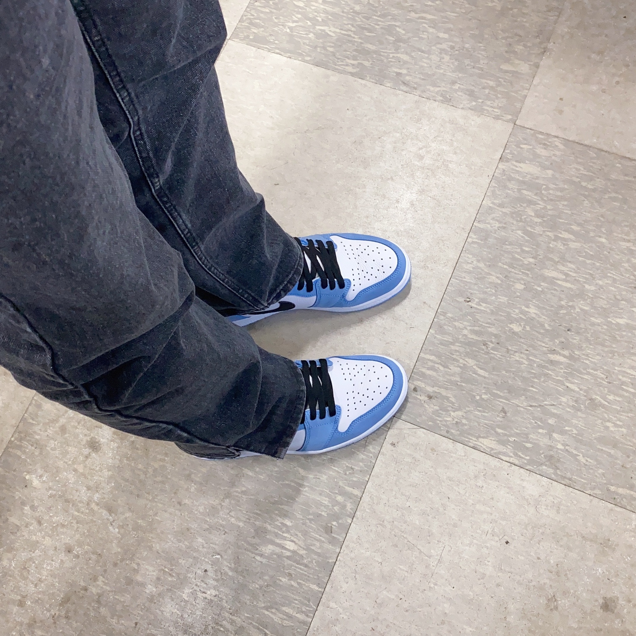 Jordan 1 Retro High OG University Blue 착용 스타일 - 2