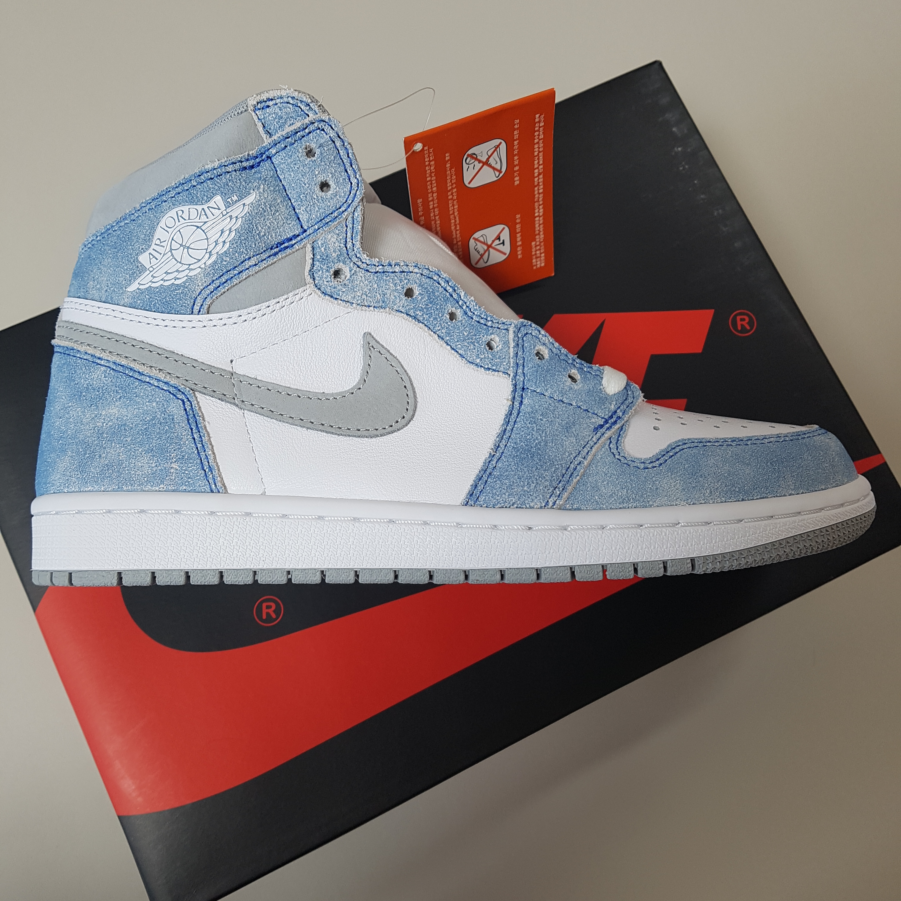 Jordan 1 Retro High OG Hyper Royal 착용 스타일