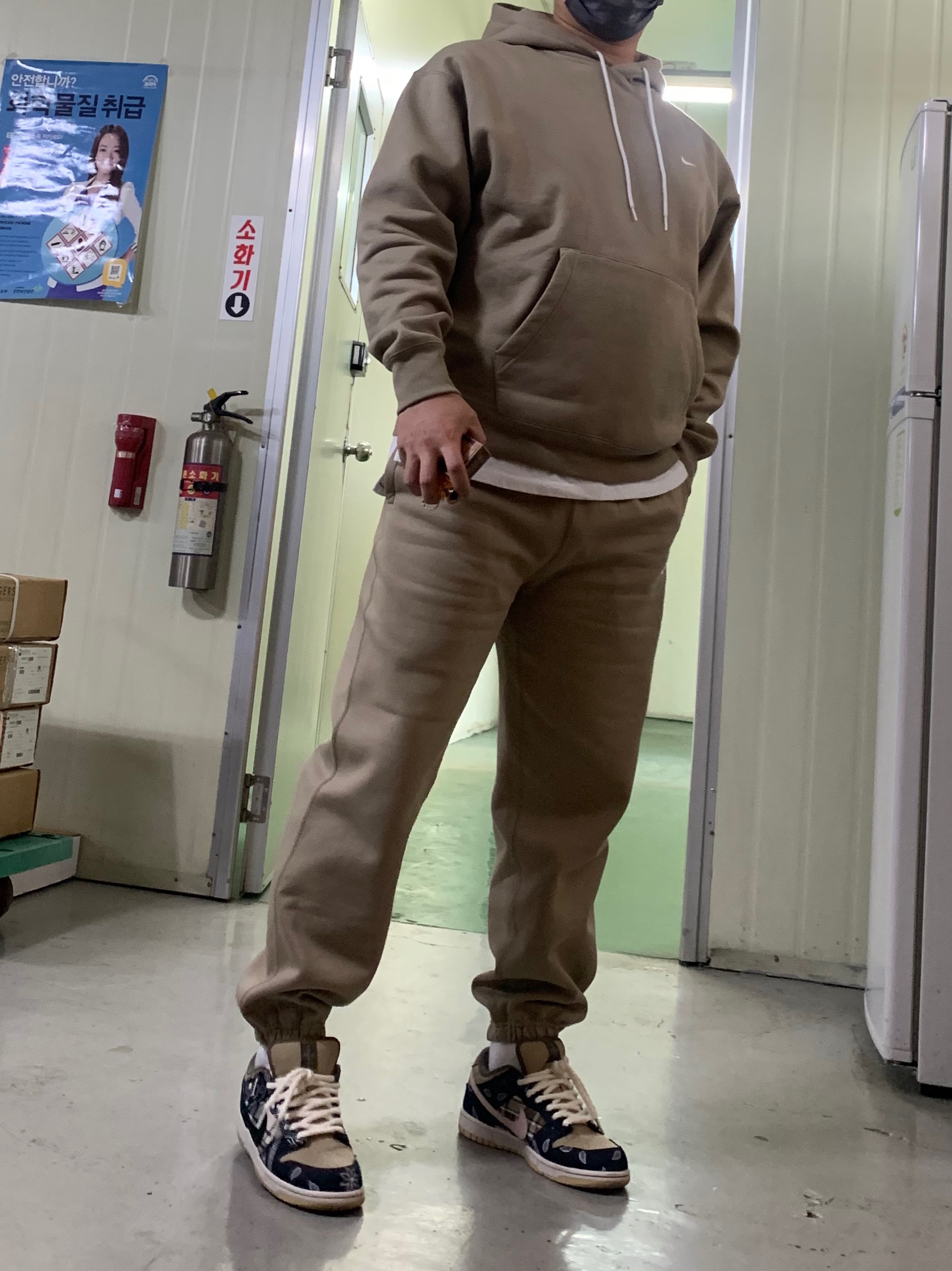 Nike NRG Solo Swoosh Fleece Hoodie Khaki - Asia, (W) Nike NRG Solo Swoosh Fleece Pants Khaki - Asia 착용 스타일 - 3