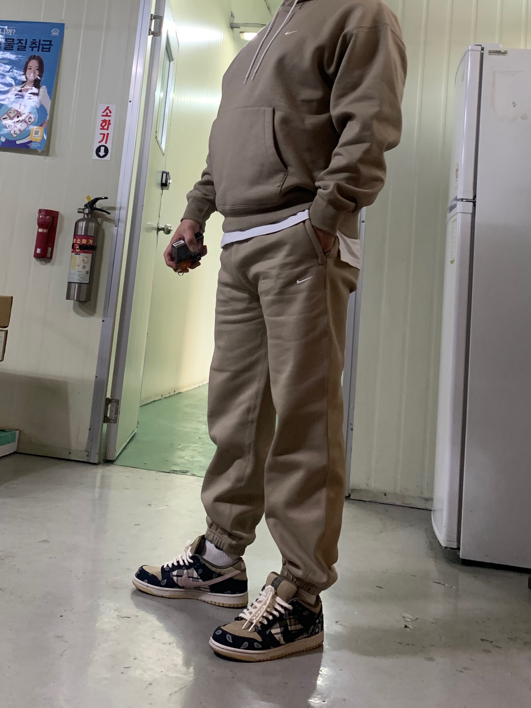 Nike NRG Solo Swoosh Fleece Hoodie Khaki - Asia, (W) Nike NRG Solo Swoosh Fleece Pants Khaki - Asia 착용 스타일 - 1