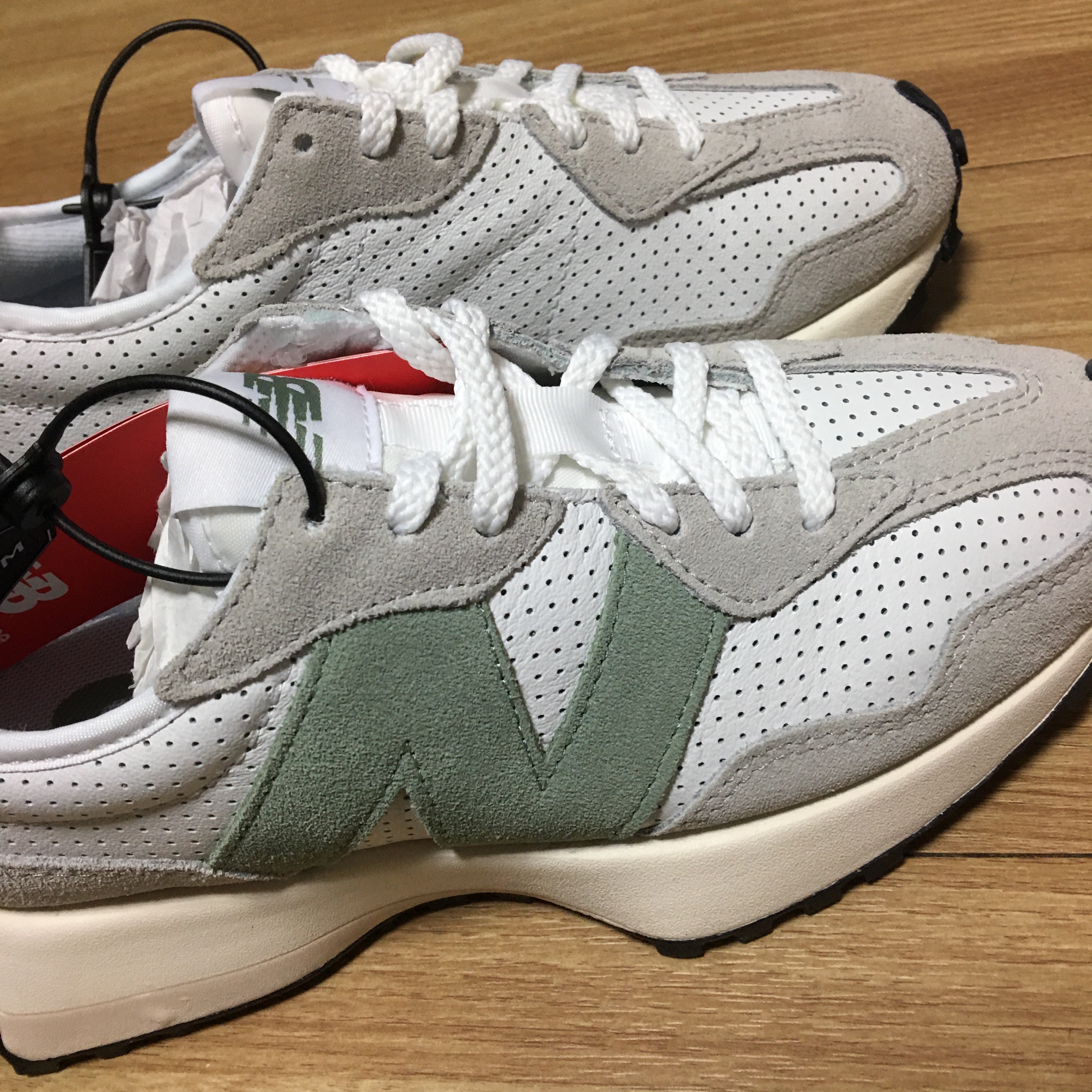 (W) New Balance 327 Grey Green - JD Sports Exclusive 착용 스타일