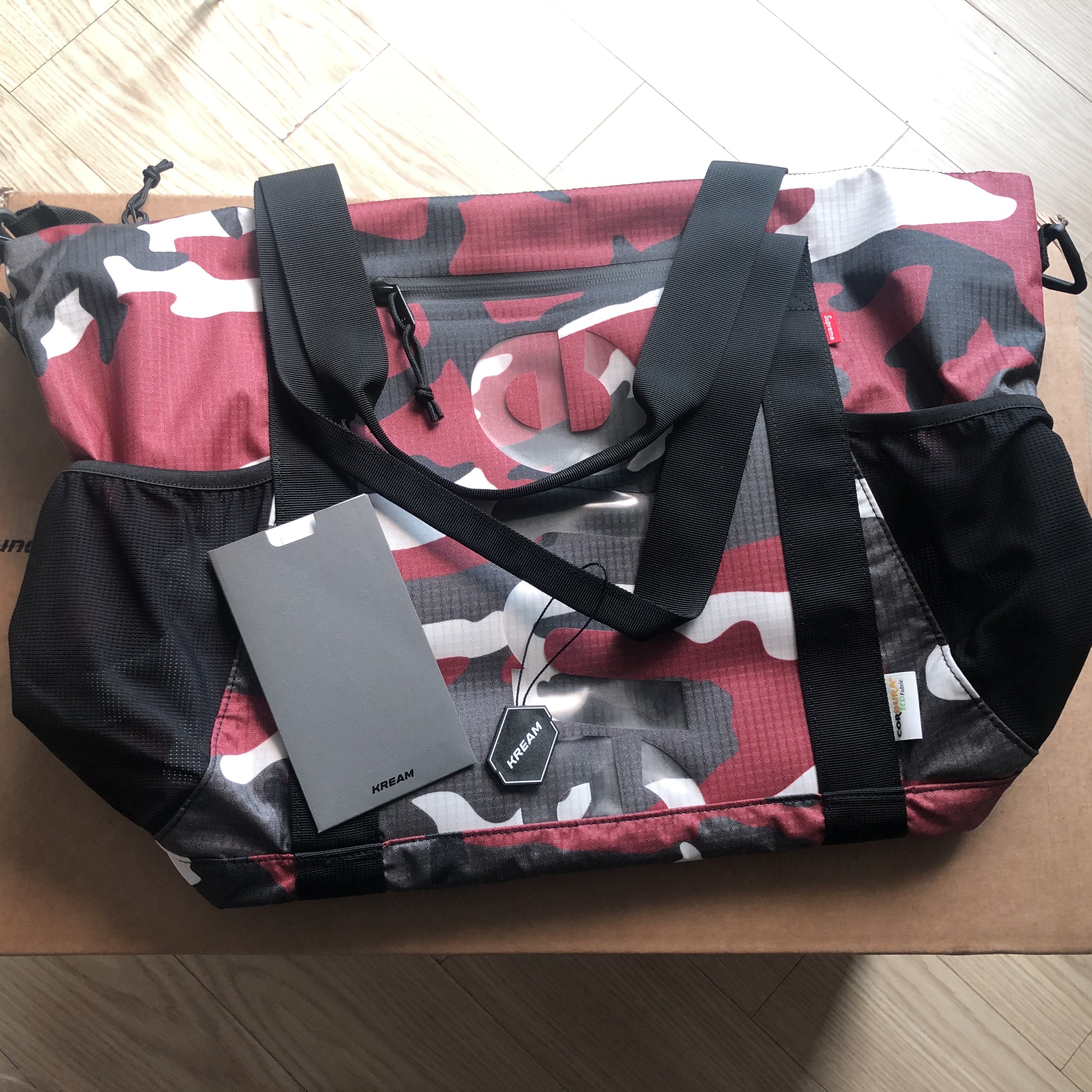 Supreme Zip Tote Red Camo - 21SS 착용 스타일 - 2