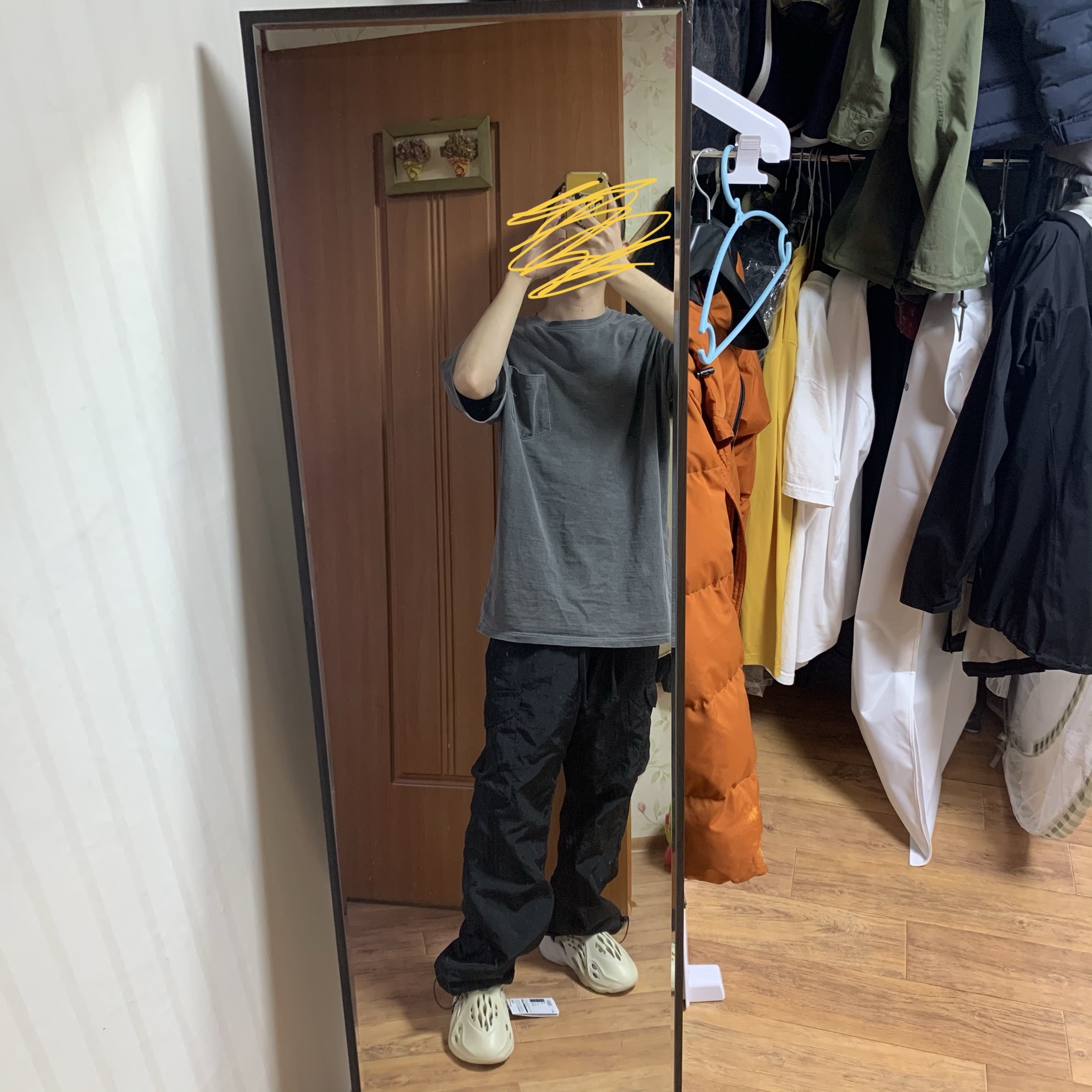 Adidas Yeezy Foam RNNR Sand 착용 스타일 - 1