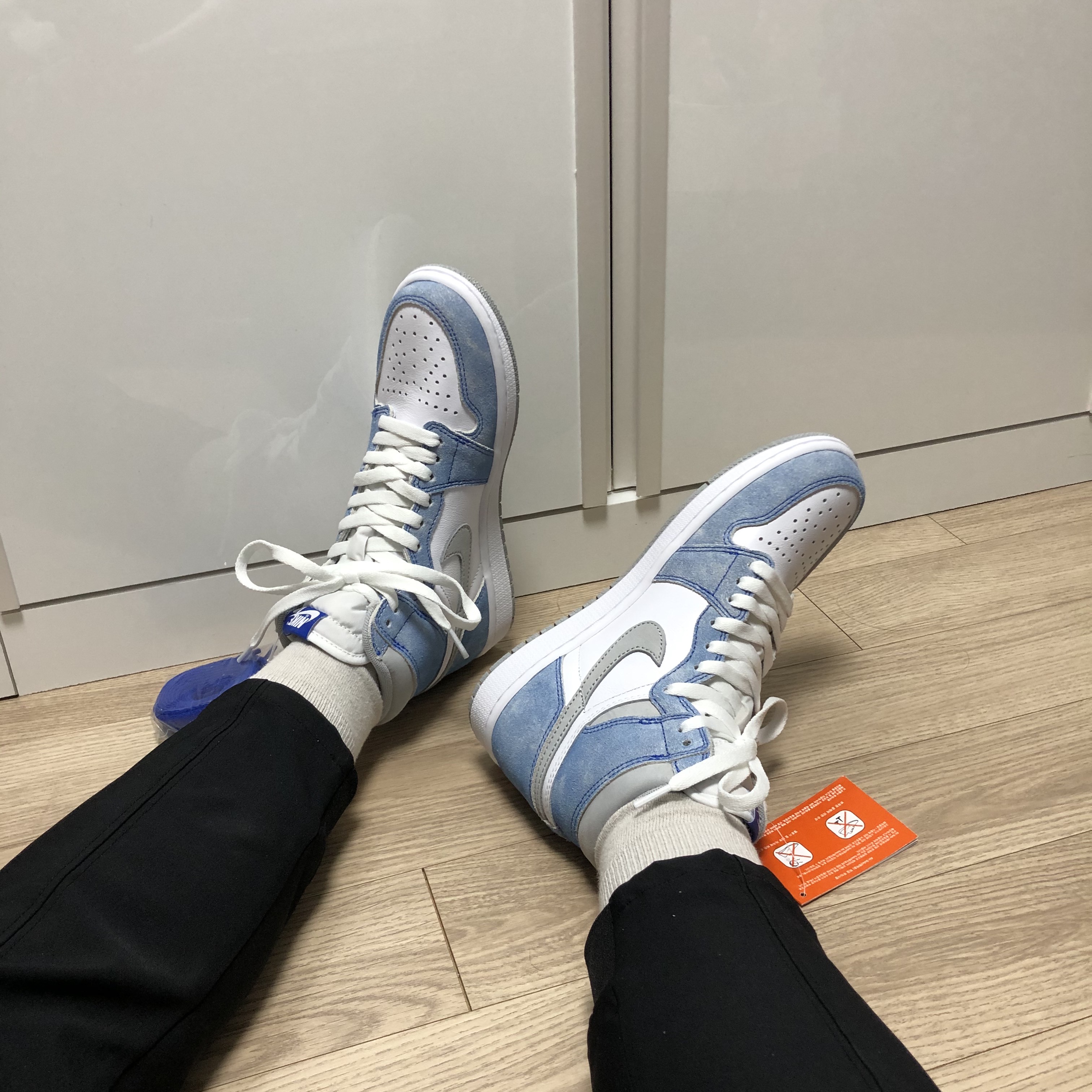 Jordan 1 Retro High OG Hyper Royal 착용 스타일 - 2